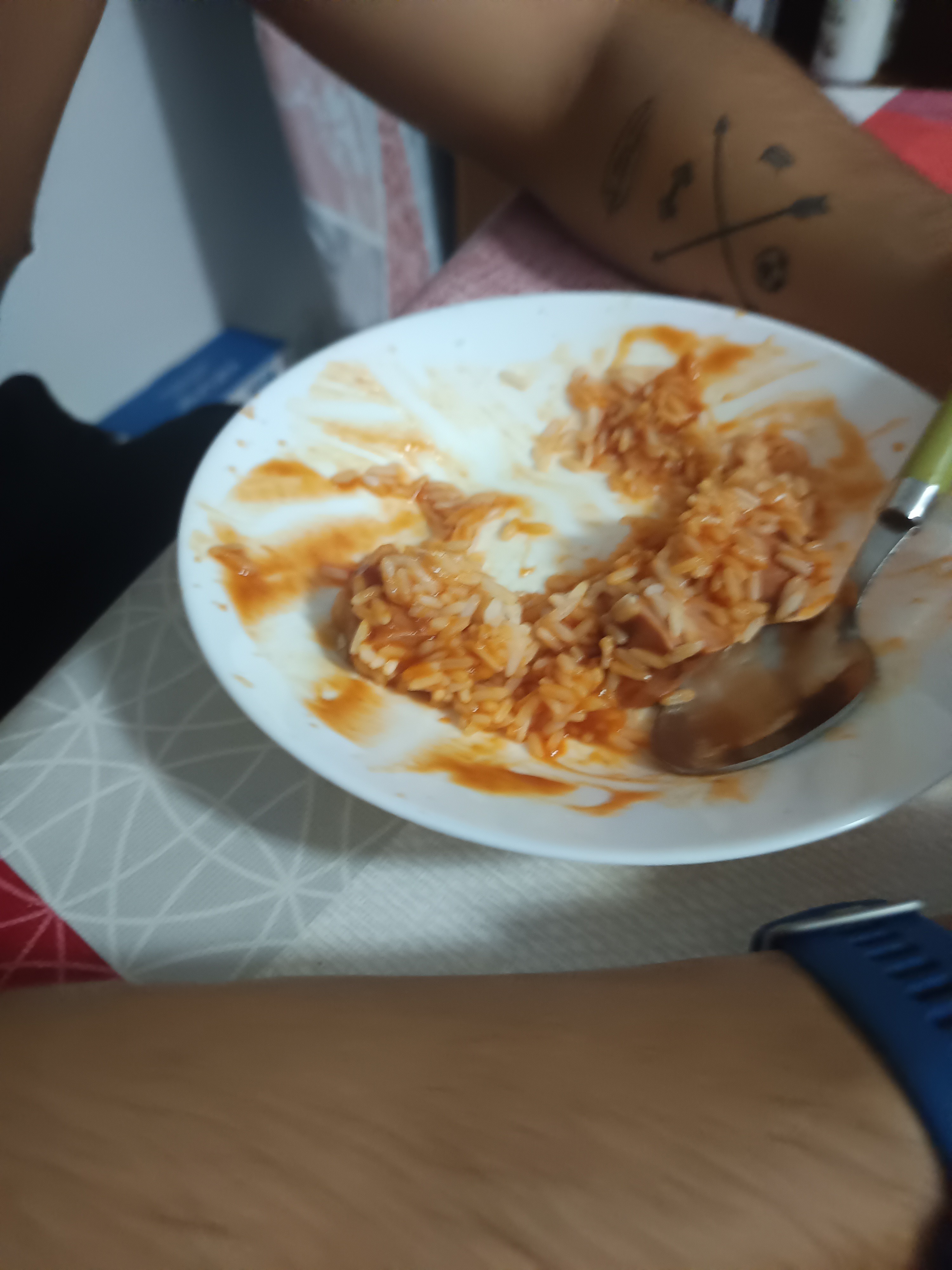 Arroz con salsa y salchicha