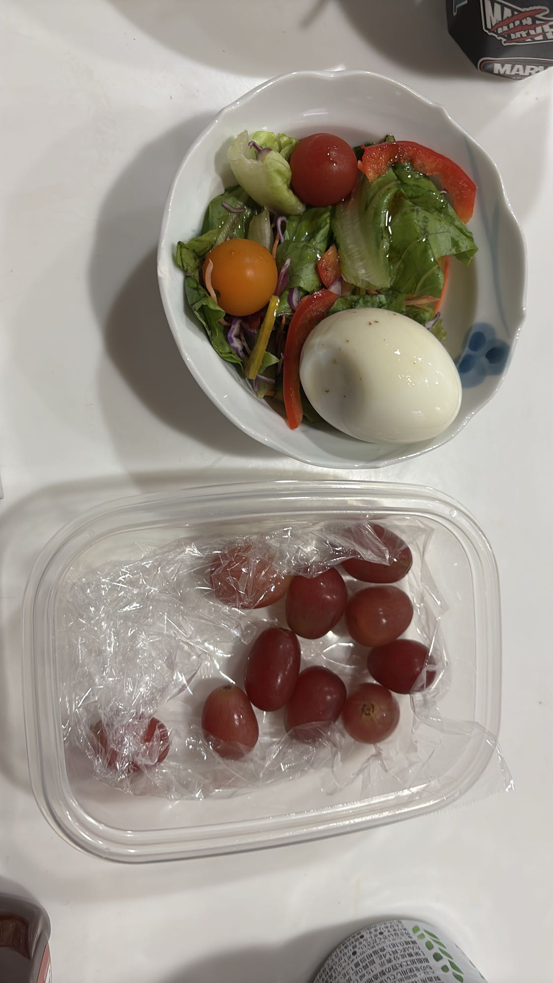 ゆで卵とサラダの軽食