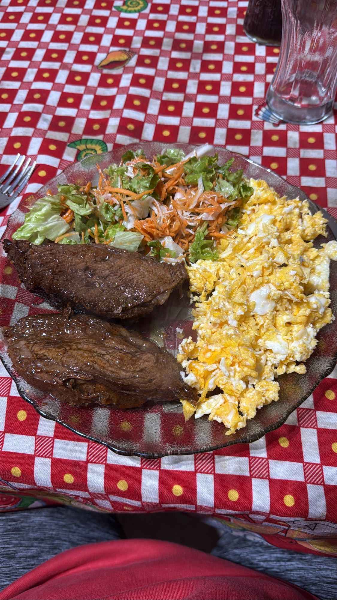 Carne, huevos y ensalada