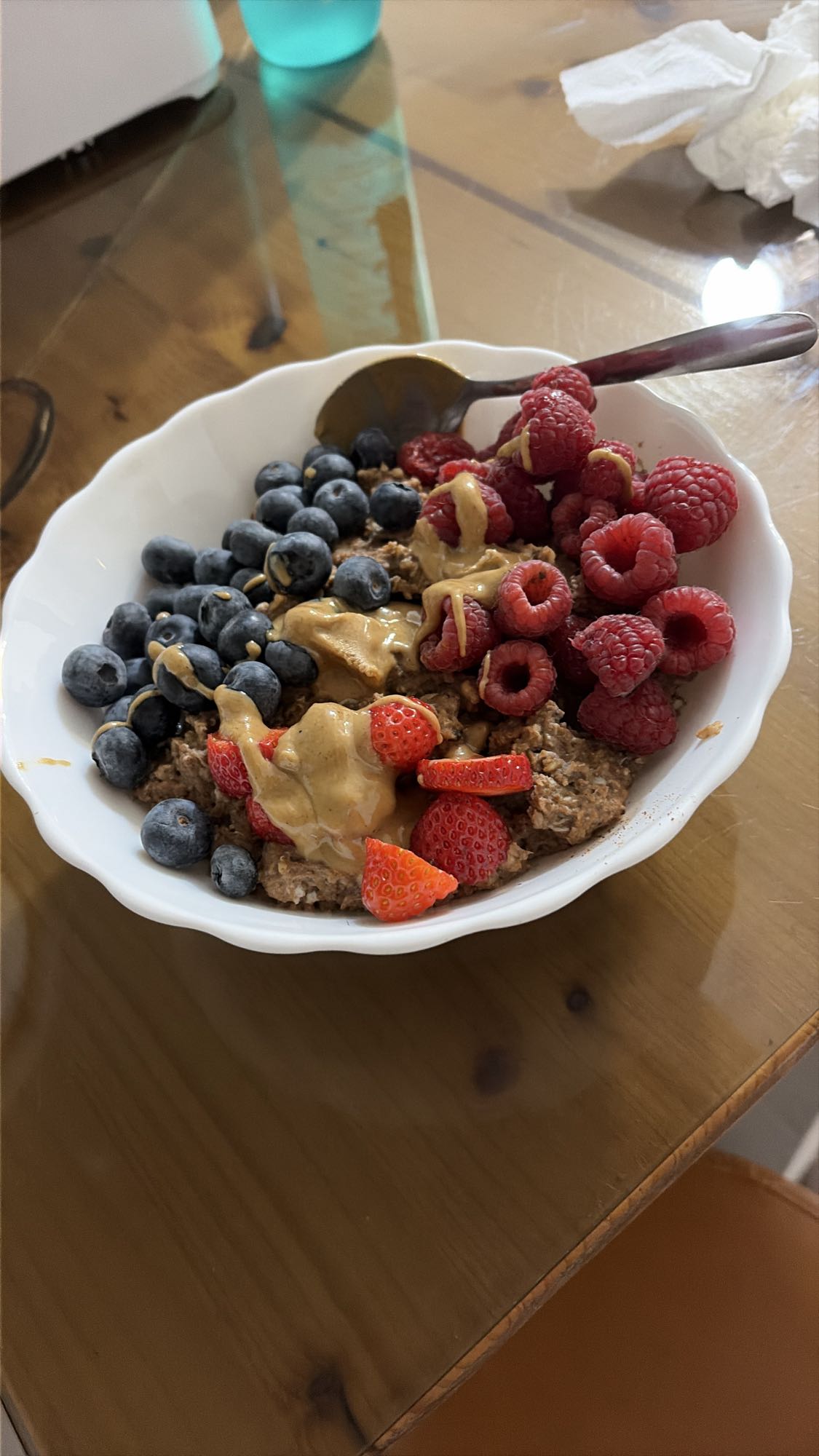 Terci de ovăz cu ouă, pudră proteică și fructe de pădure