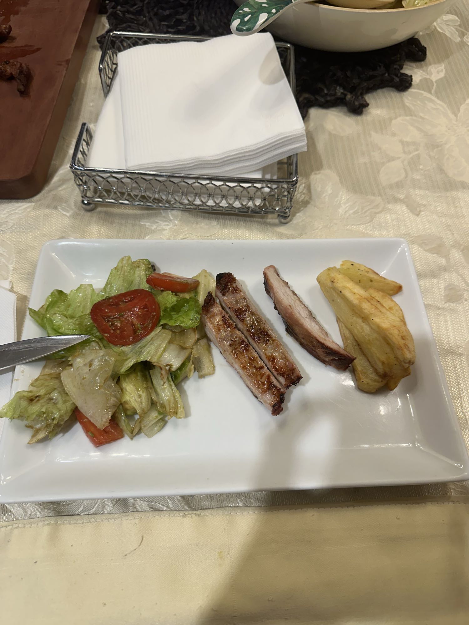 Cerdo, ensalada y papas