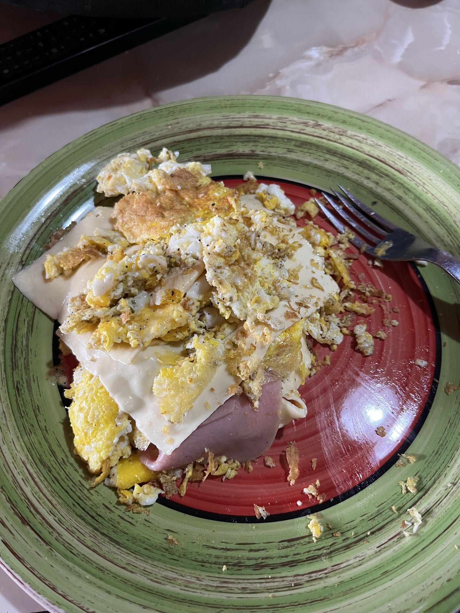 Huevos con jamón y queso