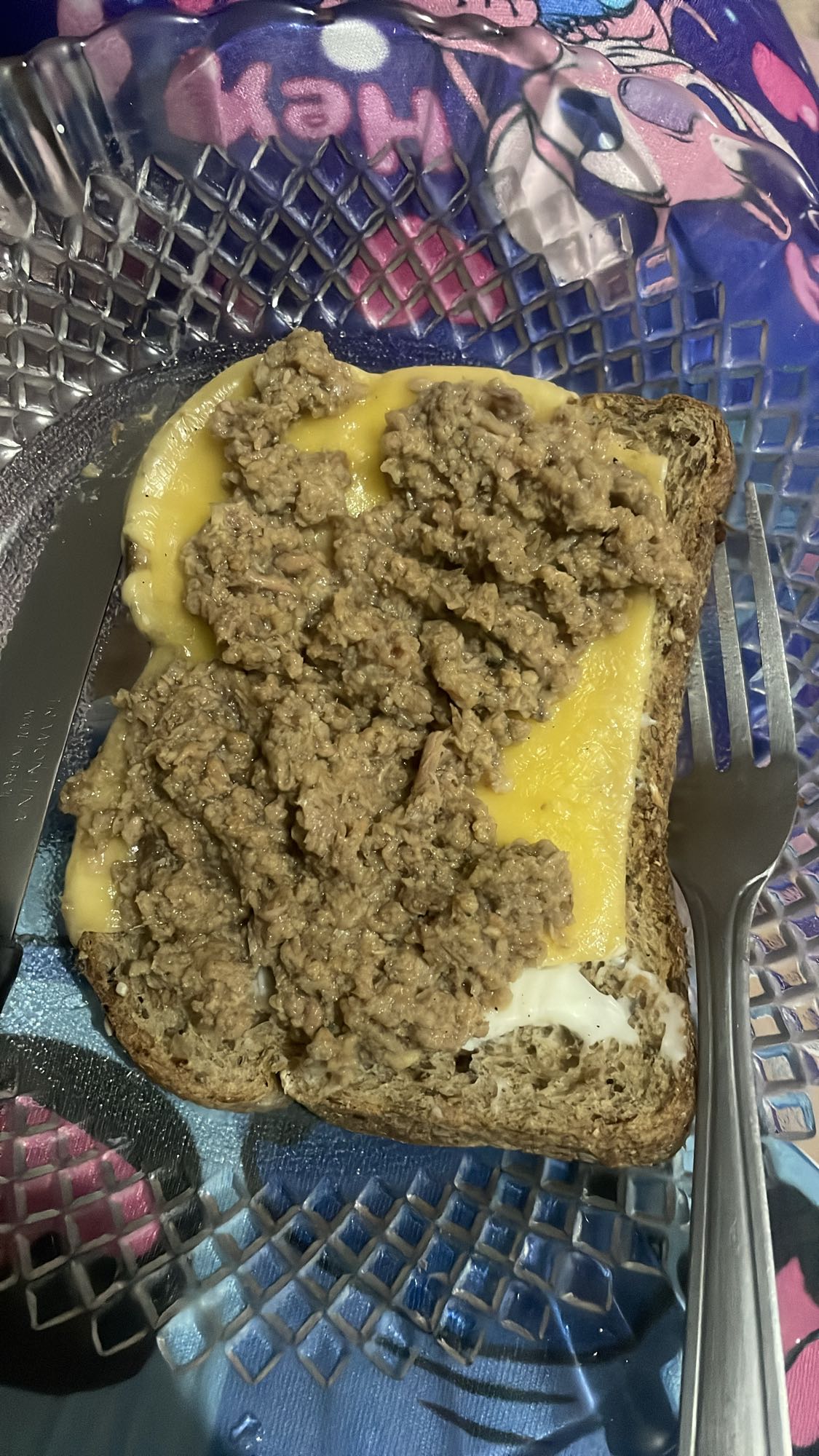 Torrada com carne e queijo