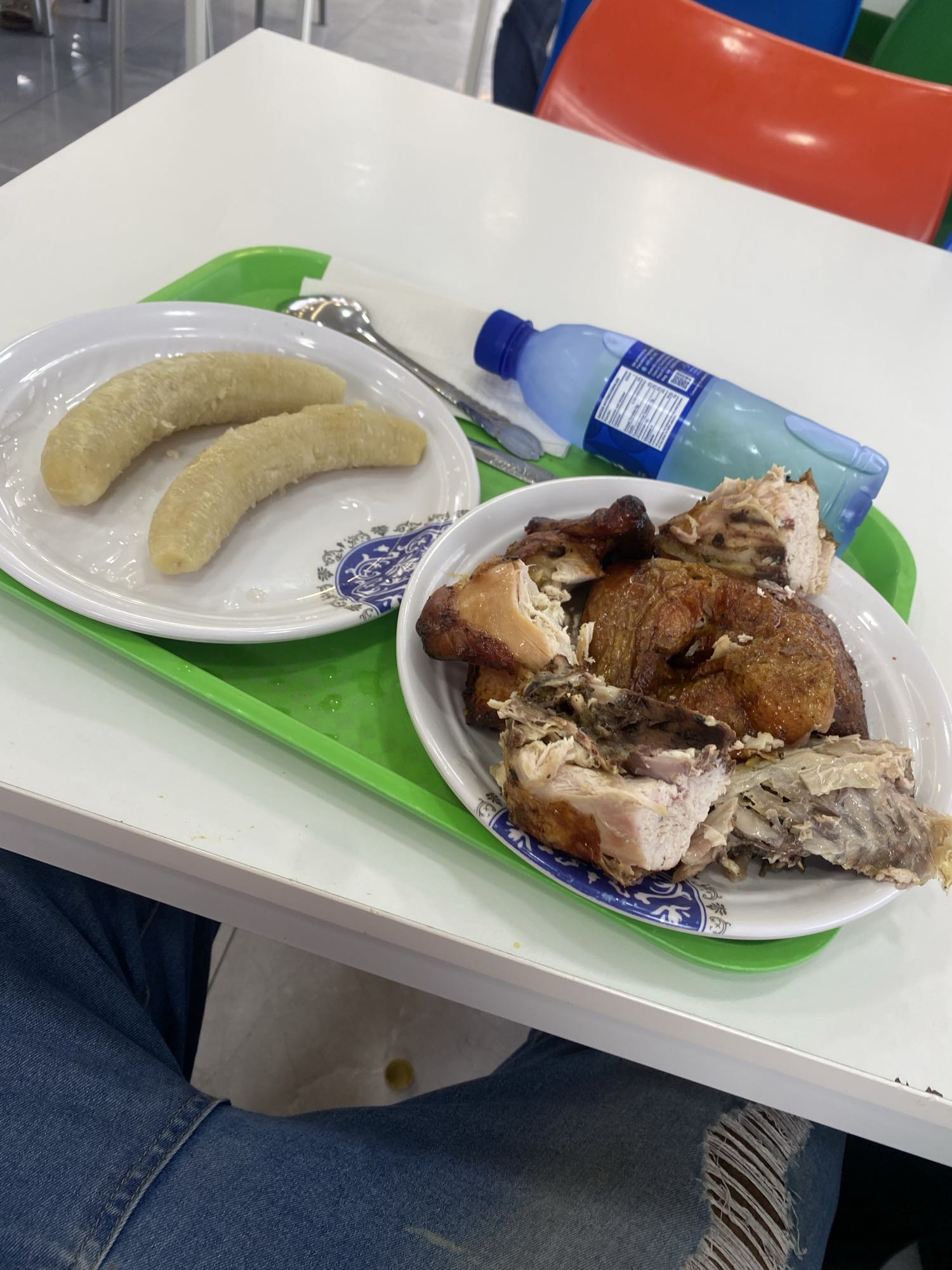 pollo asado y plátano hervido