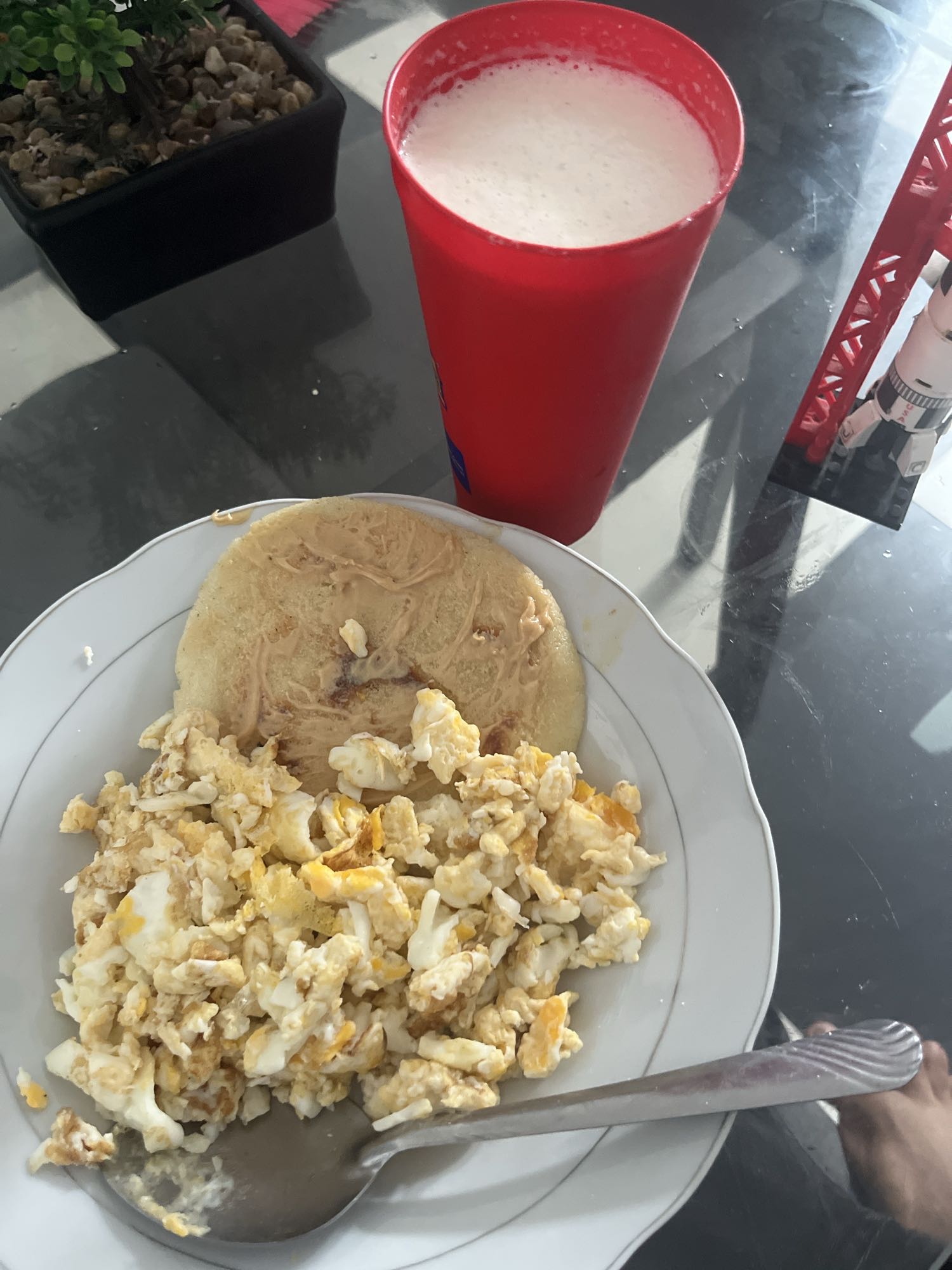 Huevos con tortilla y batido