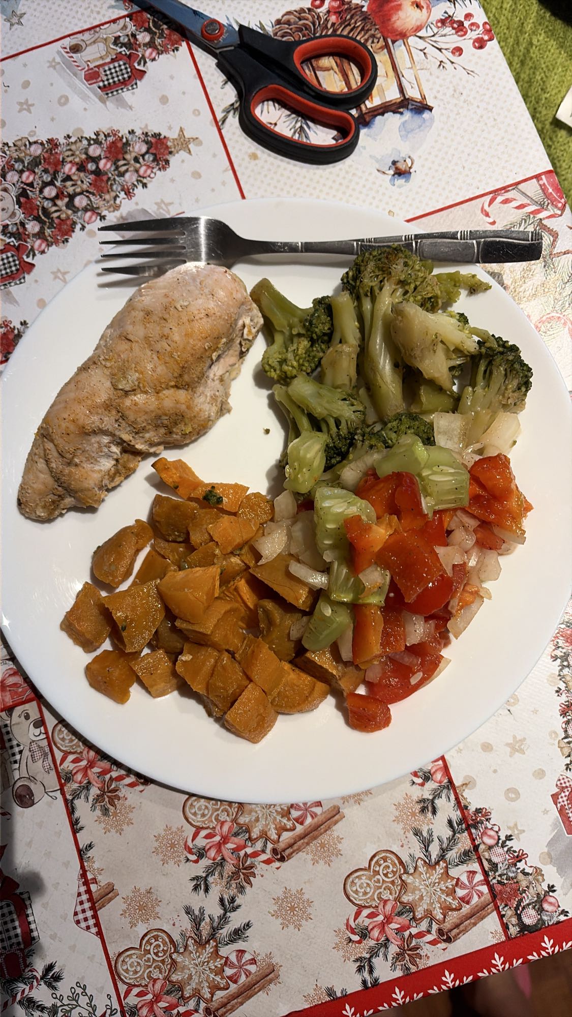 Piept de pui la cuptor cu legume și salată de rodie