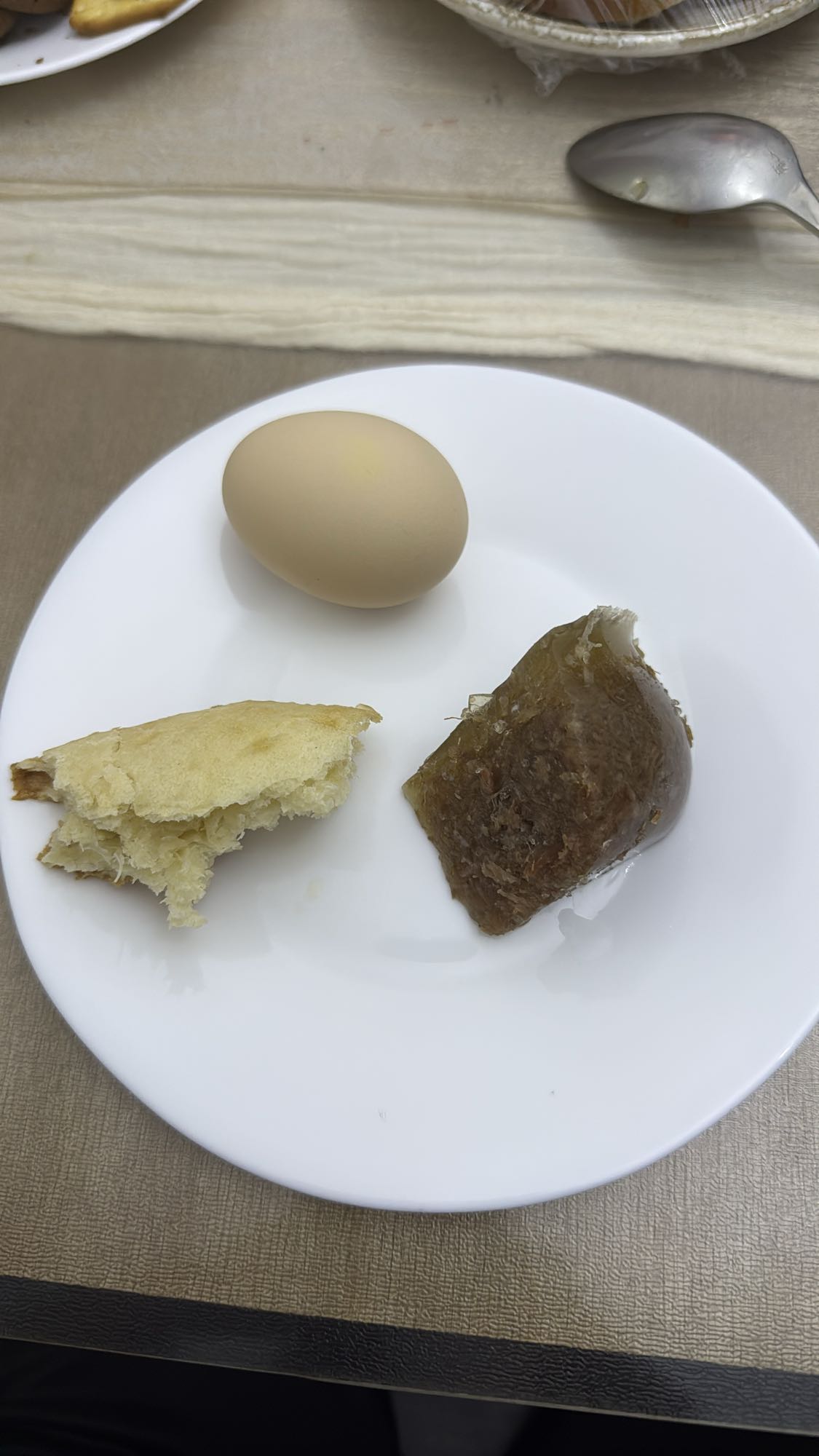 яйцо с хлебом и холодцом