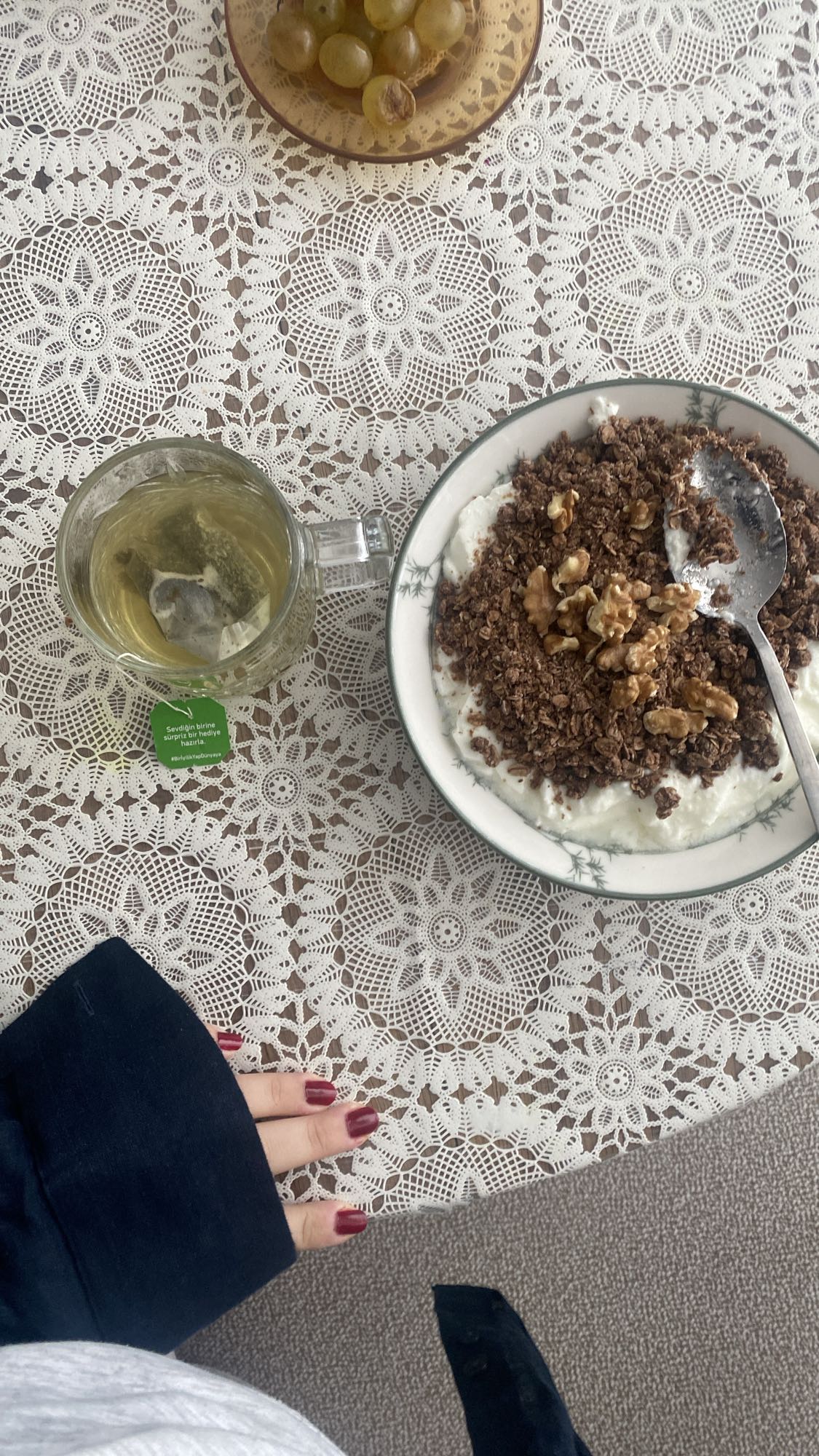 Yoğurtlu granola ve ceviz