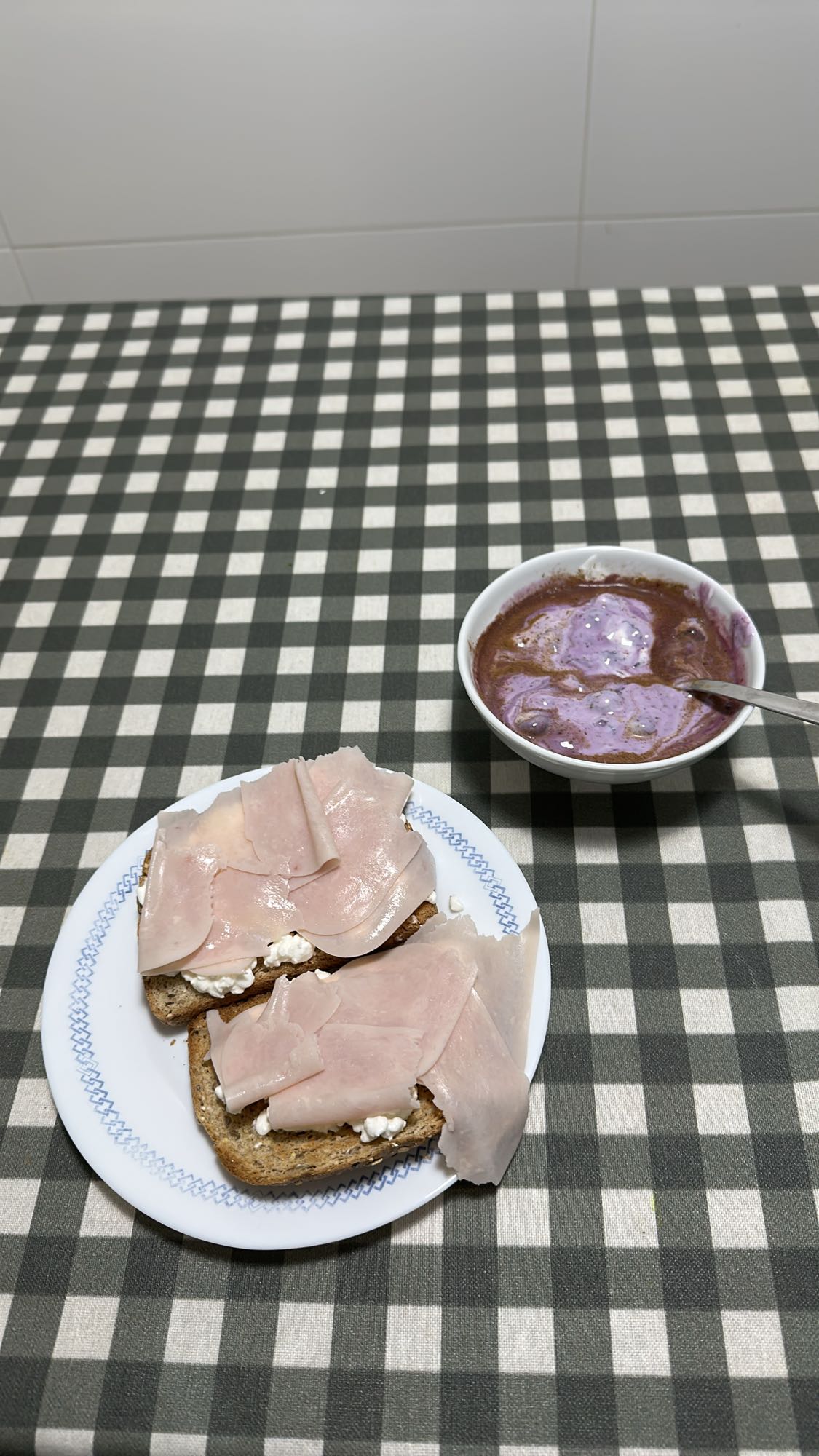 Tostadas con jamón y yogur