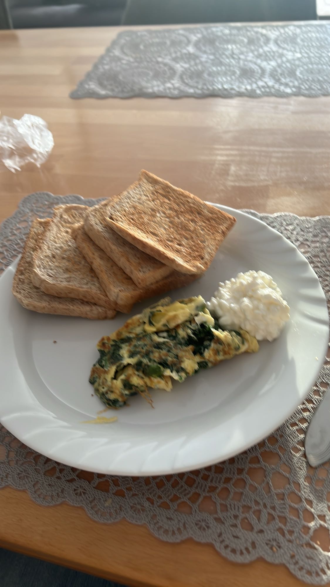 Toast mit Omelett und Hüttenkäse