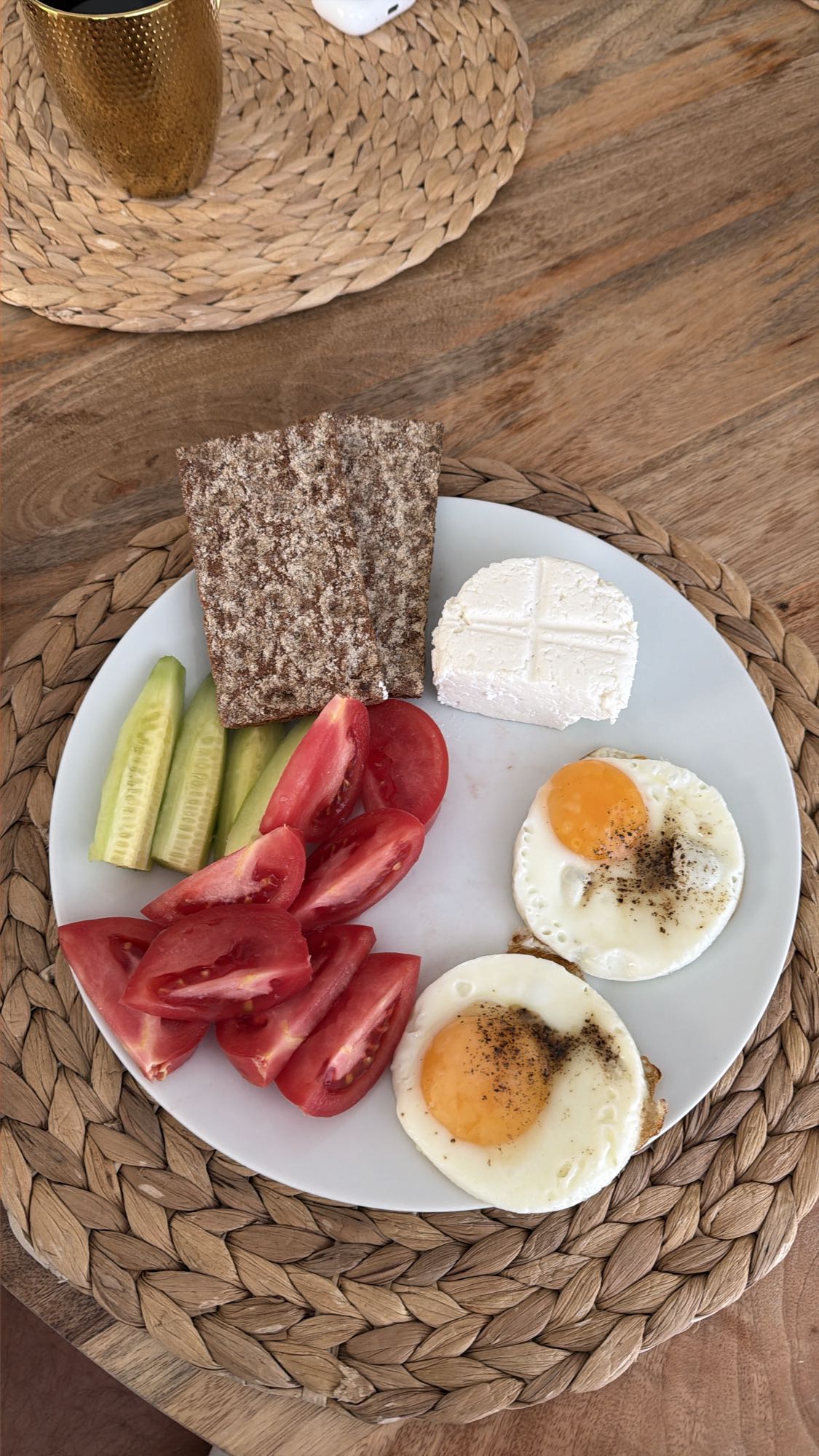 Śniadanie z jajkami i warzywami