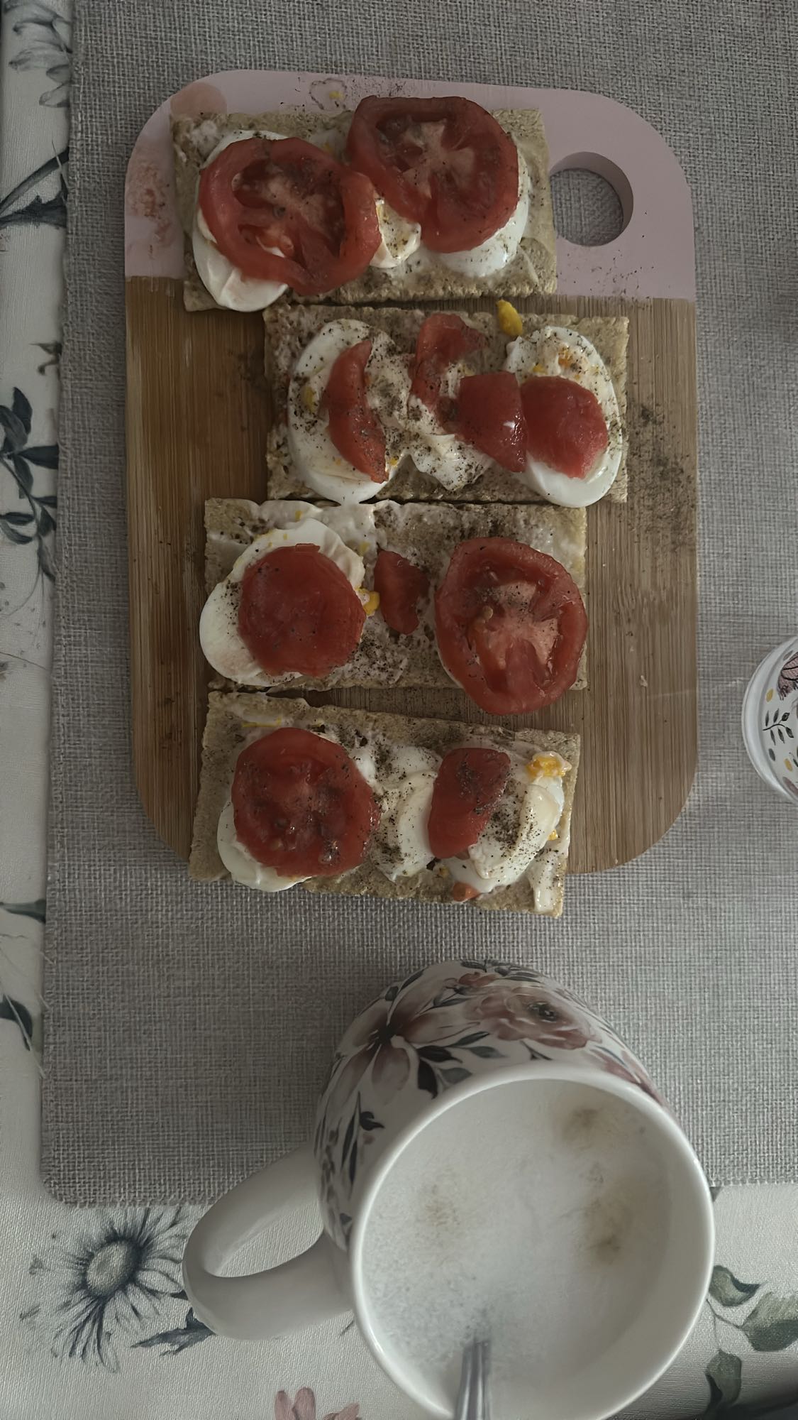 Kanapki z jajkiem i pomidorem