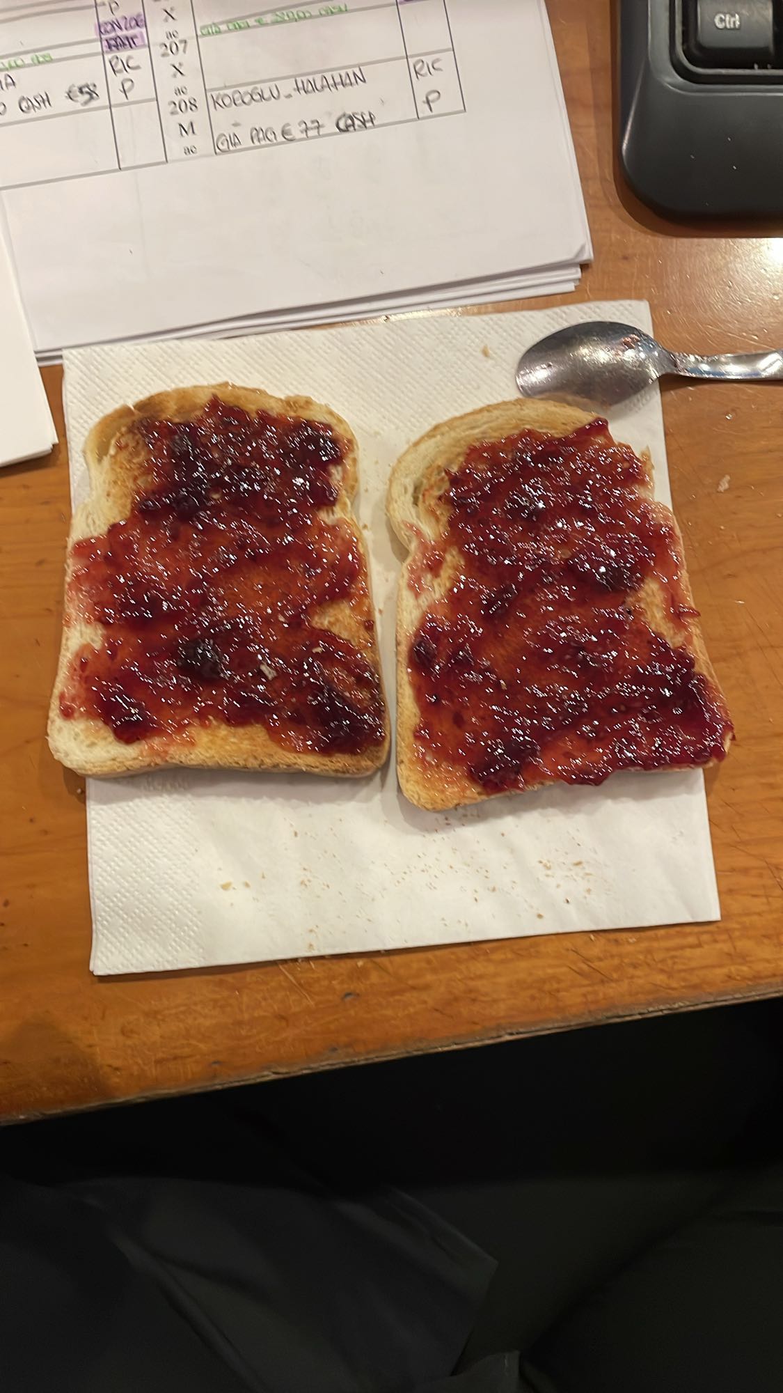 Tost ekmeği ve reçel