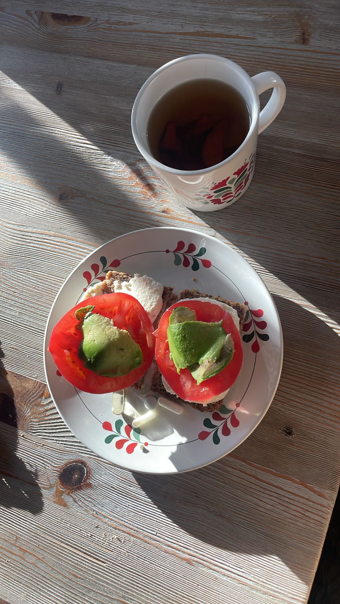 Kanapki z awokado i herbatą