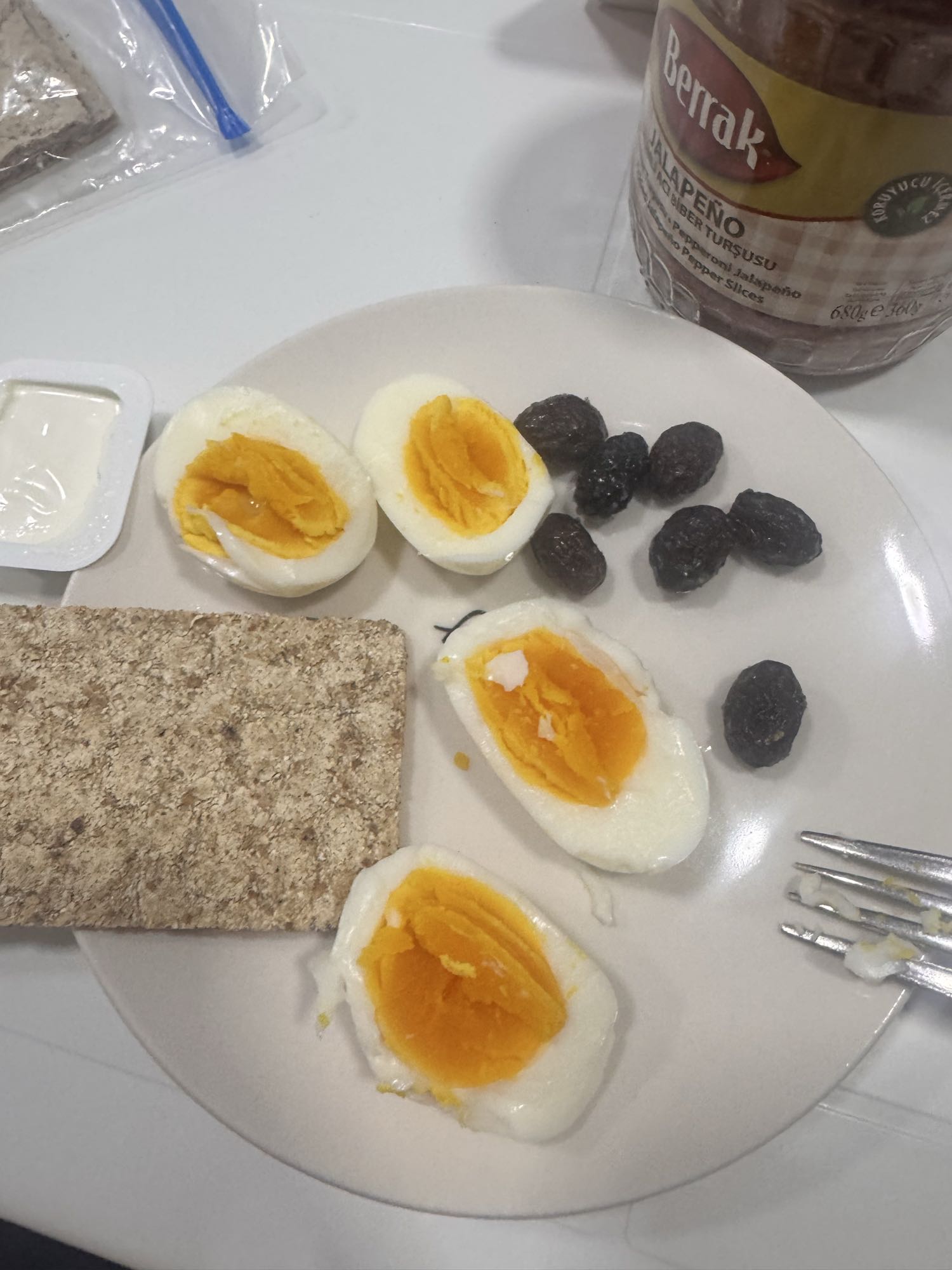 Яйца с хлебцами и оливками