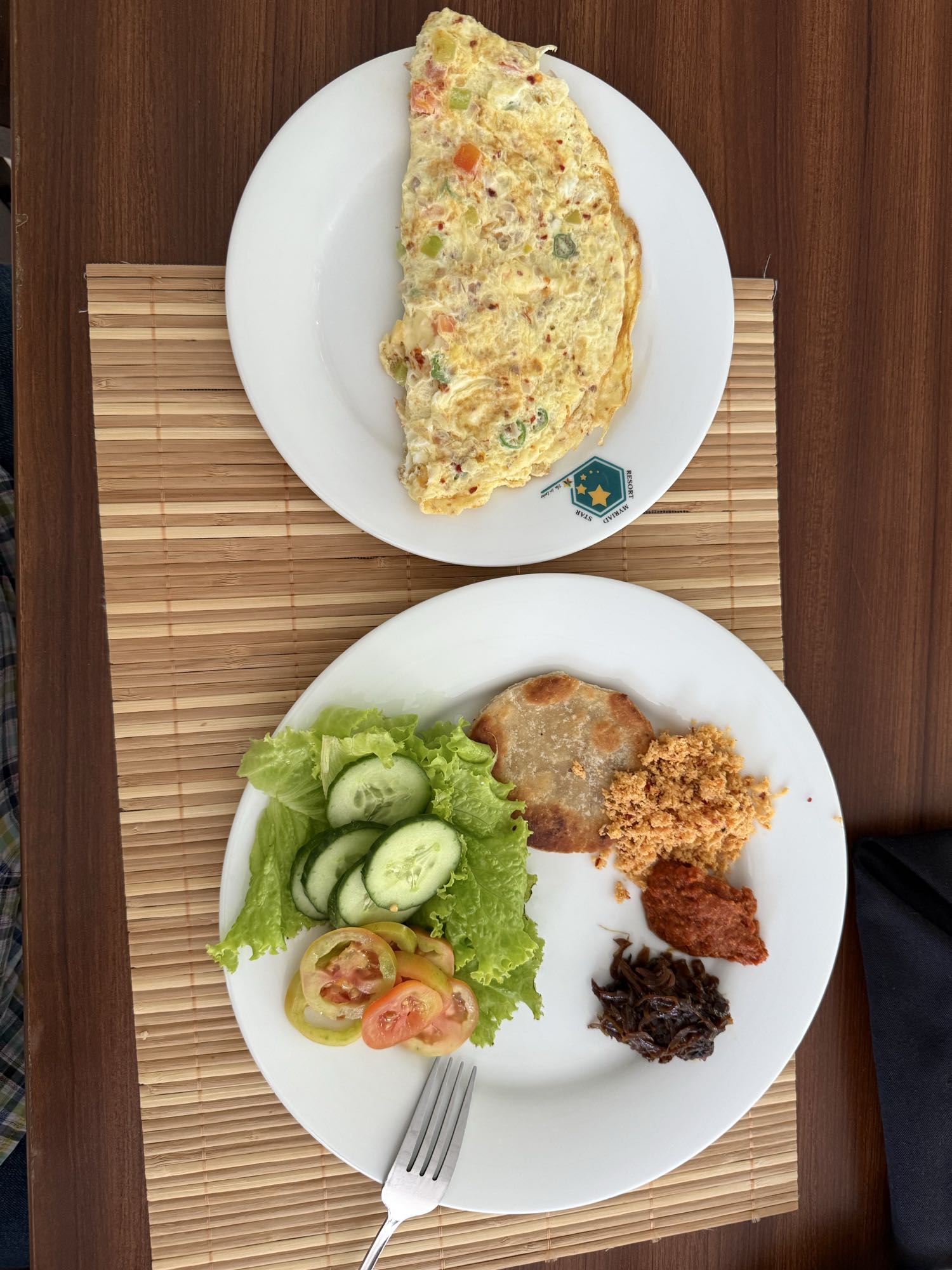 Омлет и овощи с лепёшкой