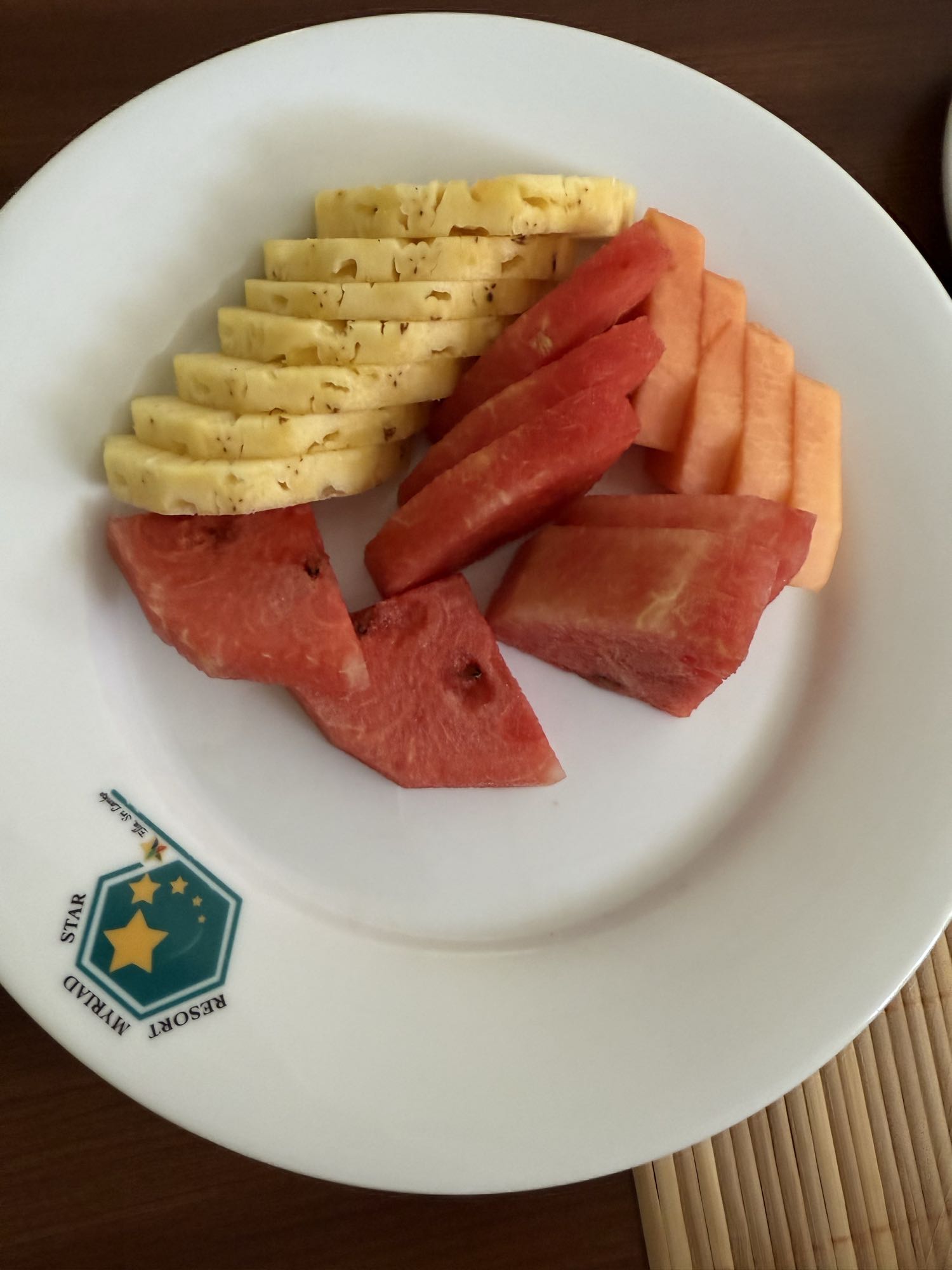 тарелка с фруктами