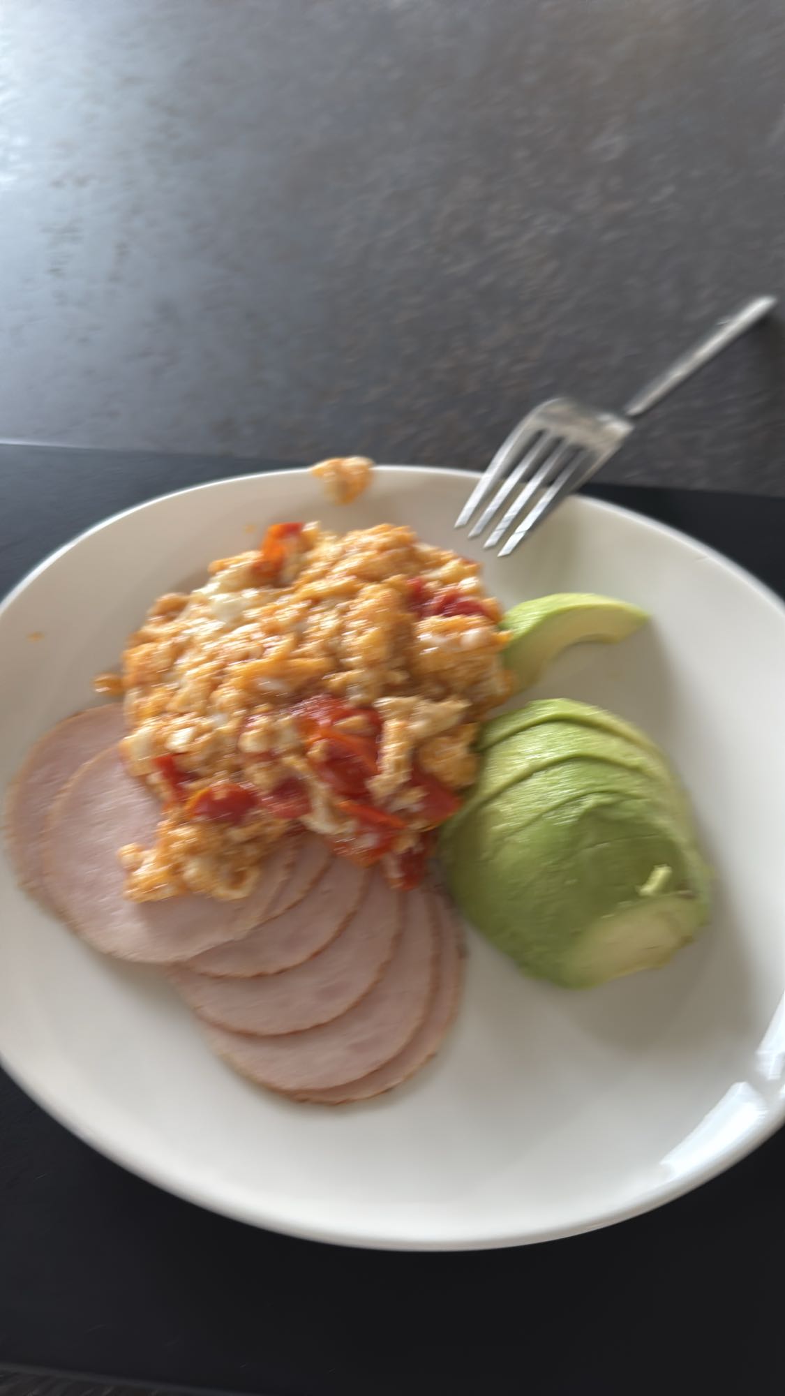 Jajecznica z szynką i awokado