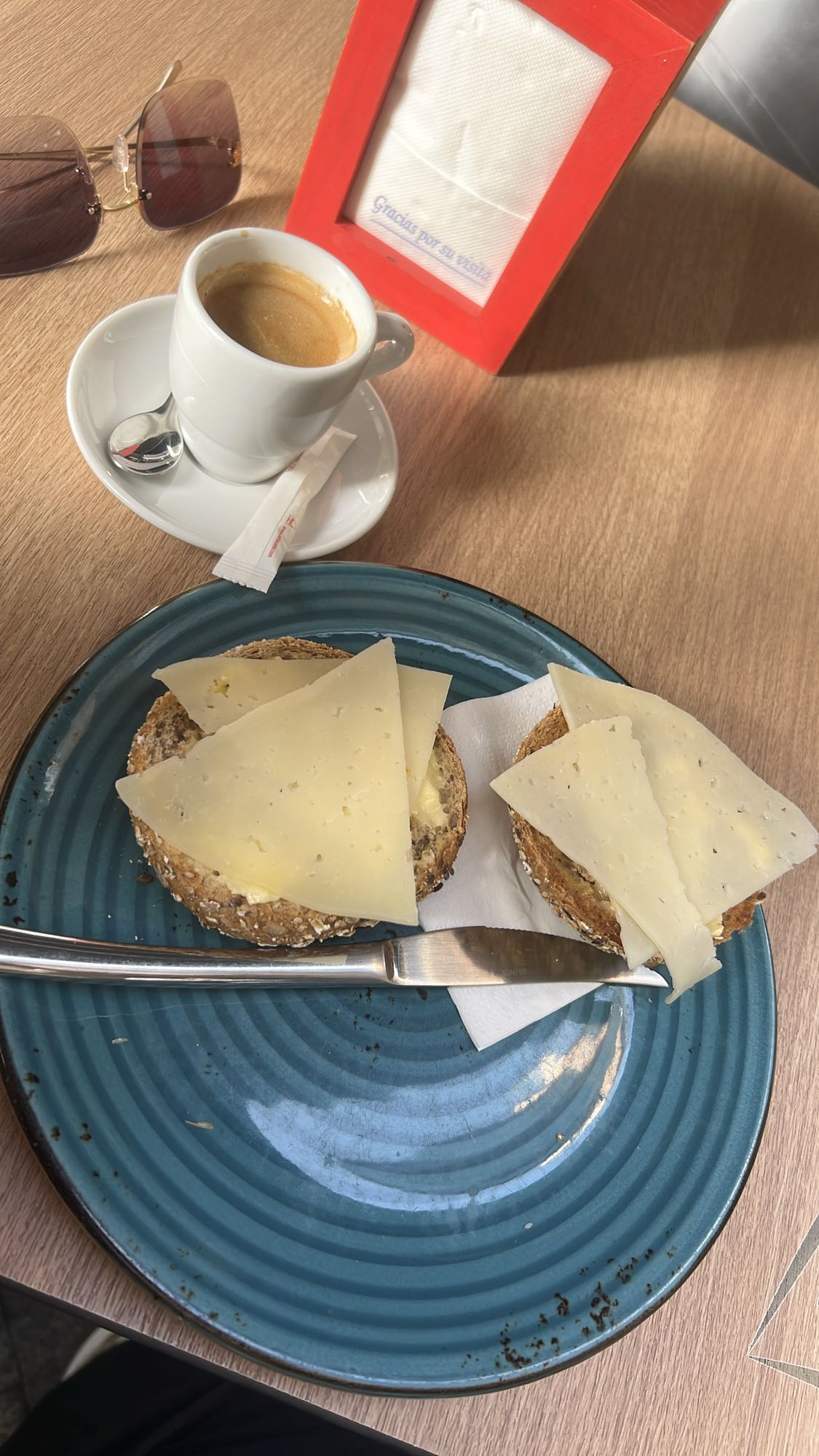 Pan con queso y café