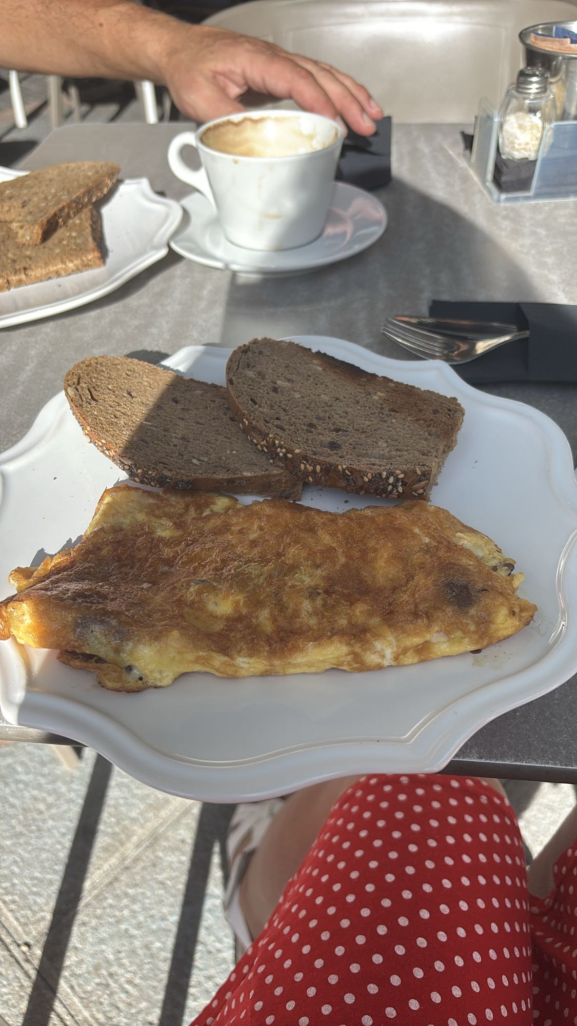 Omelett med fullkornsbröd