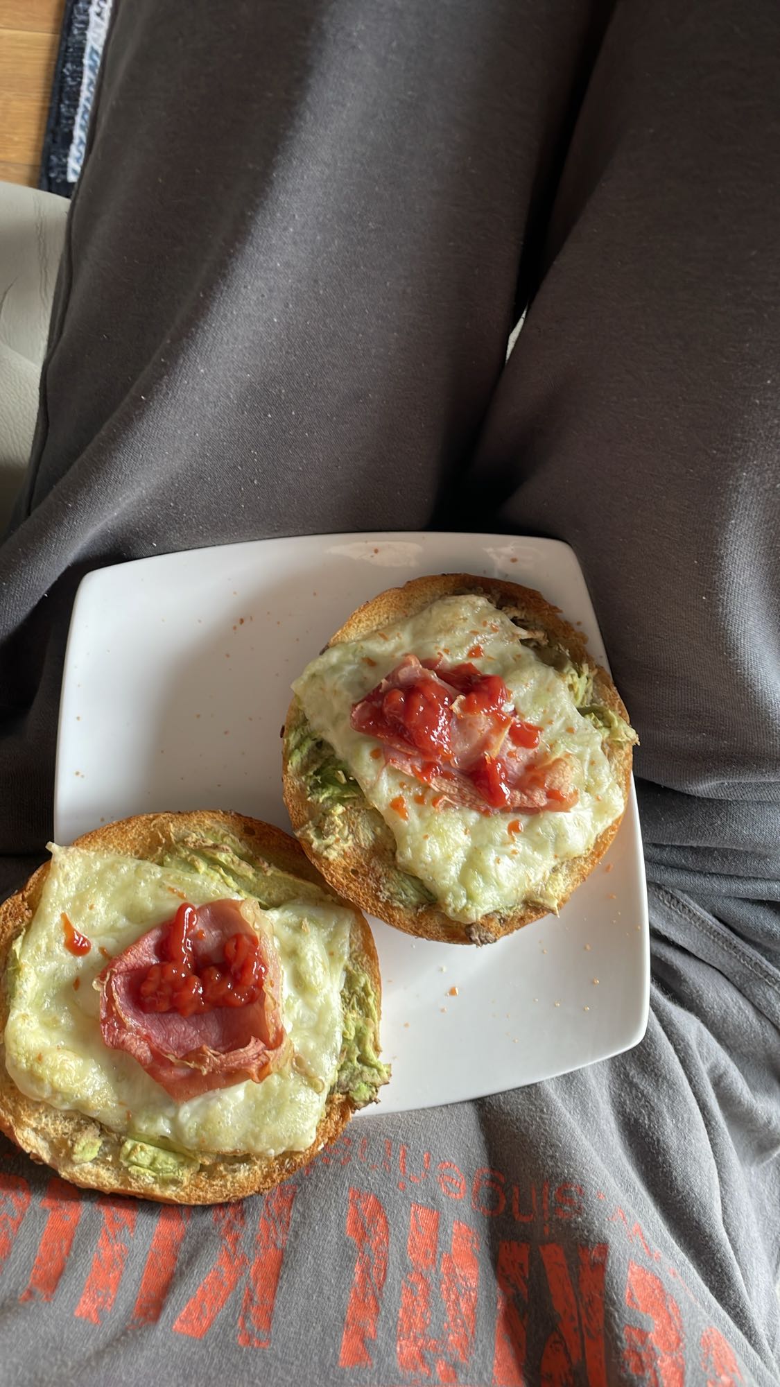 Tosty z awokado i szynką