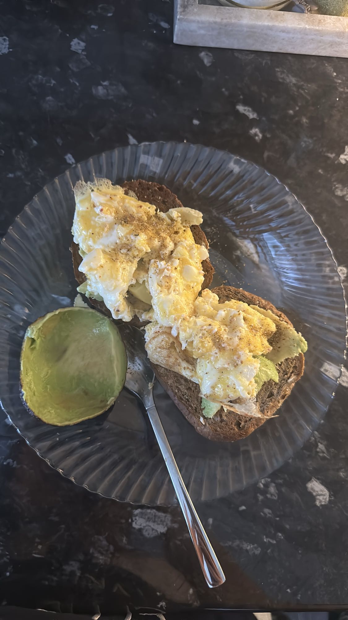 Ägg och avokadomacka