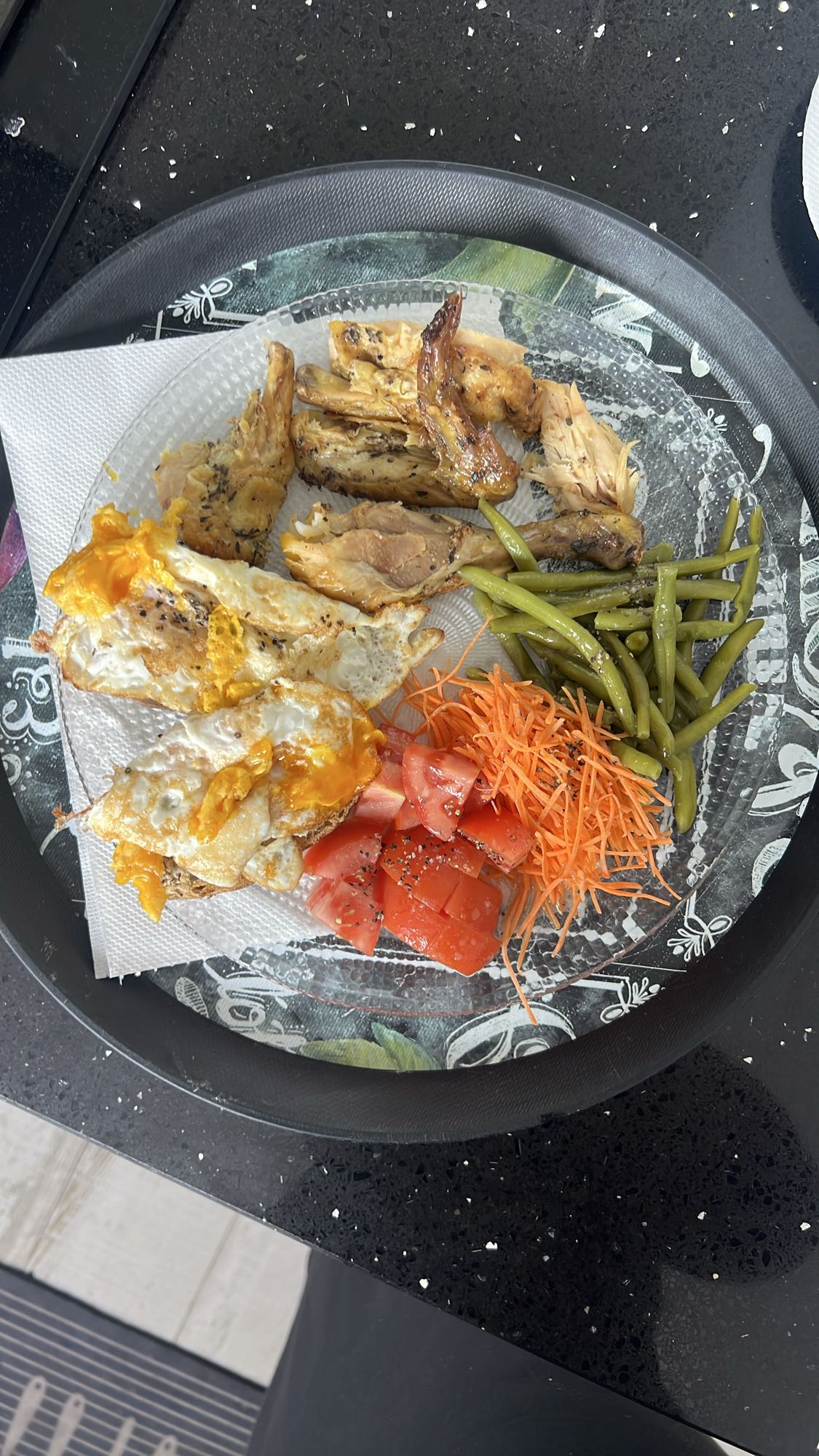 Assiette poulet œuf légumes