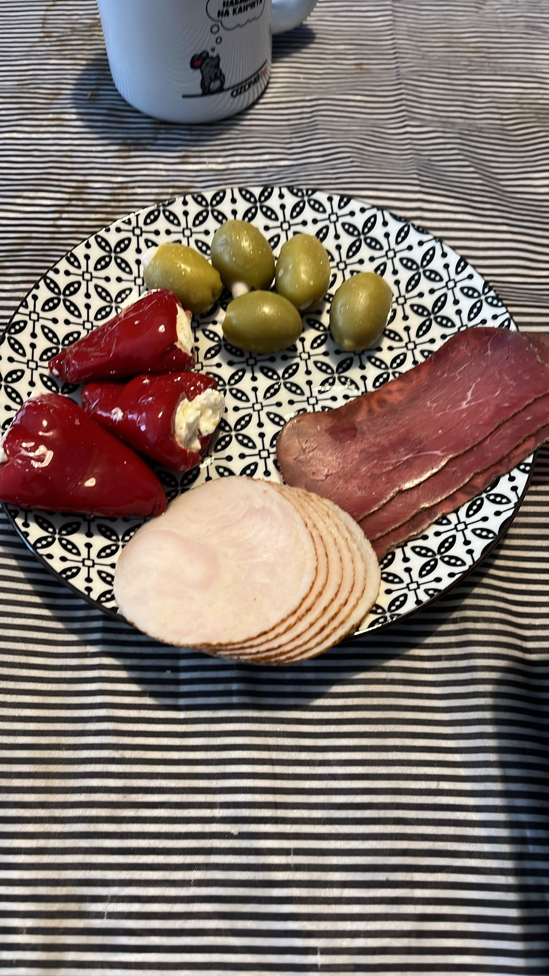 Месо и пълнени чушки