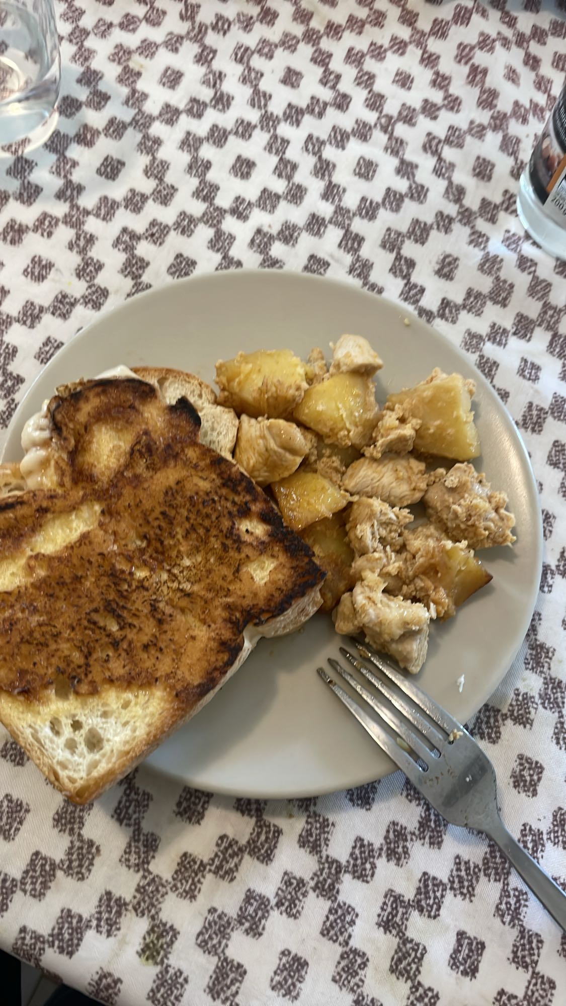 Pui cu ananas și pâine prăjită