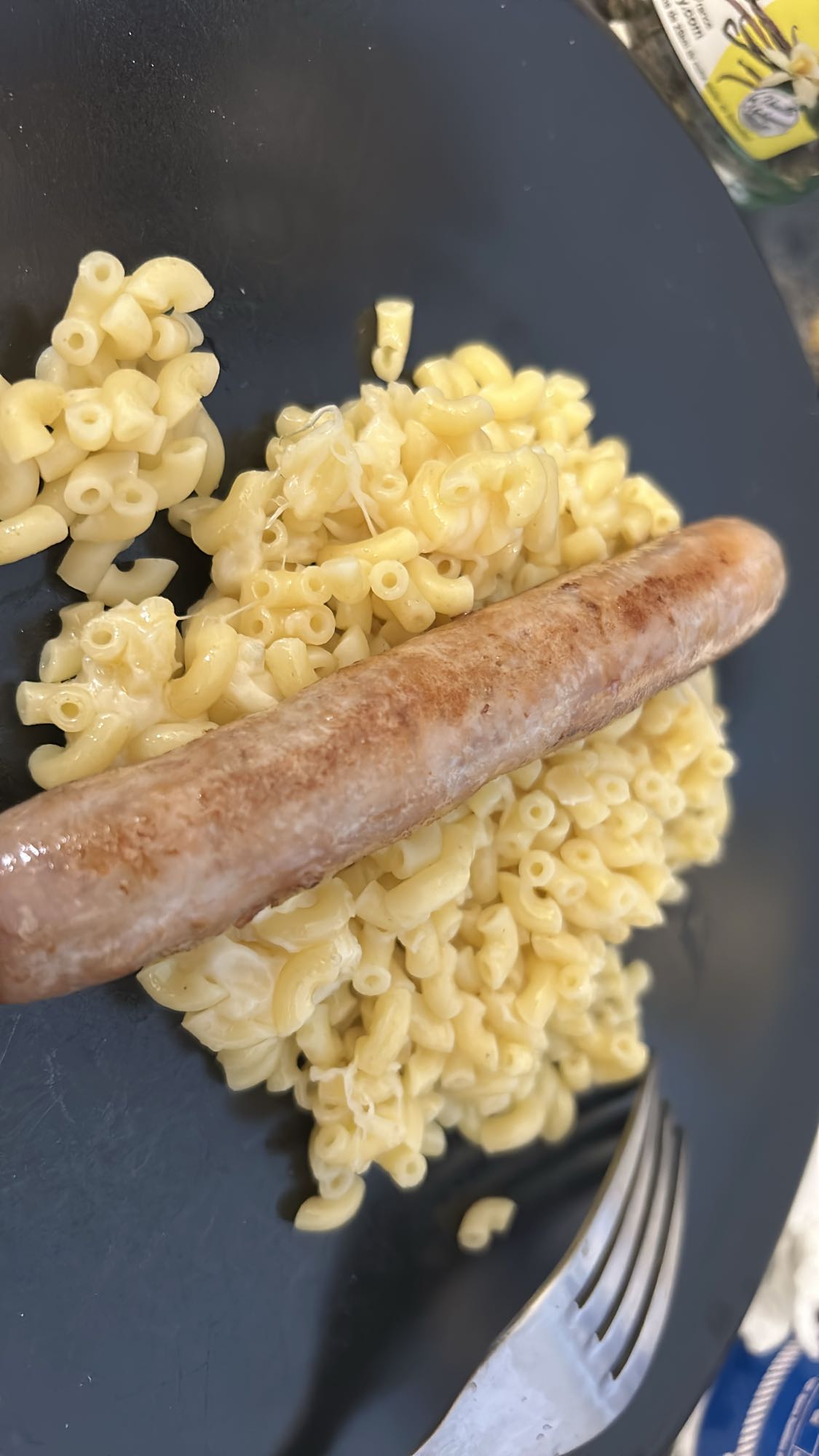 Coquillettes au beurre fromage et chipolata