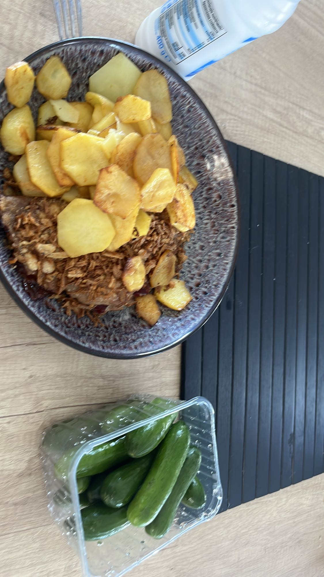 Cartofi cu carne și castraveți