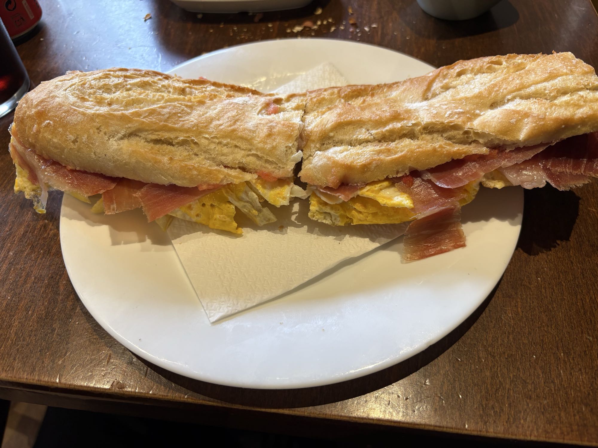 Bocadillo jamón y huevo