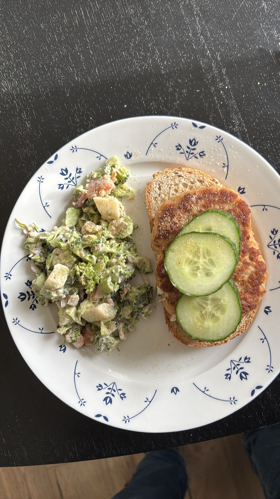 Brokkolisalat, beikenkarbonade, grovbrød