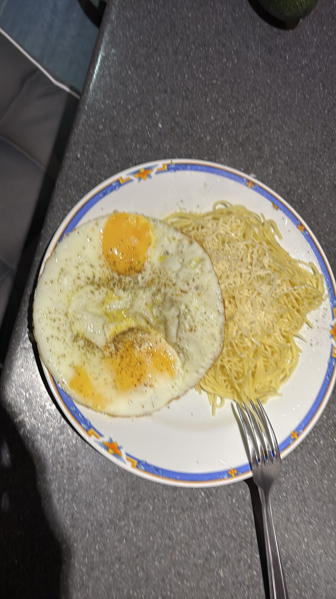 Oeufs et pâtes au fromage