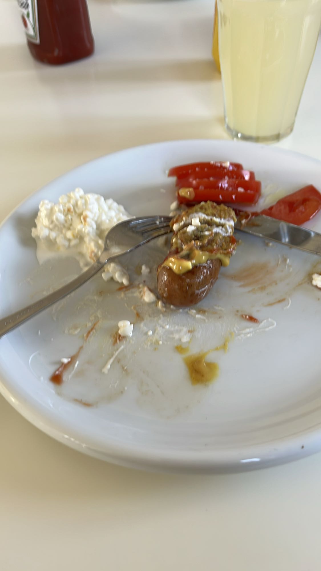 Korv med keso och tomat