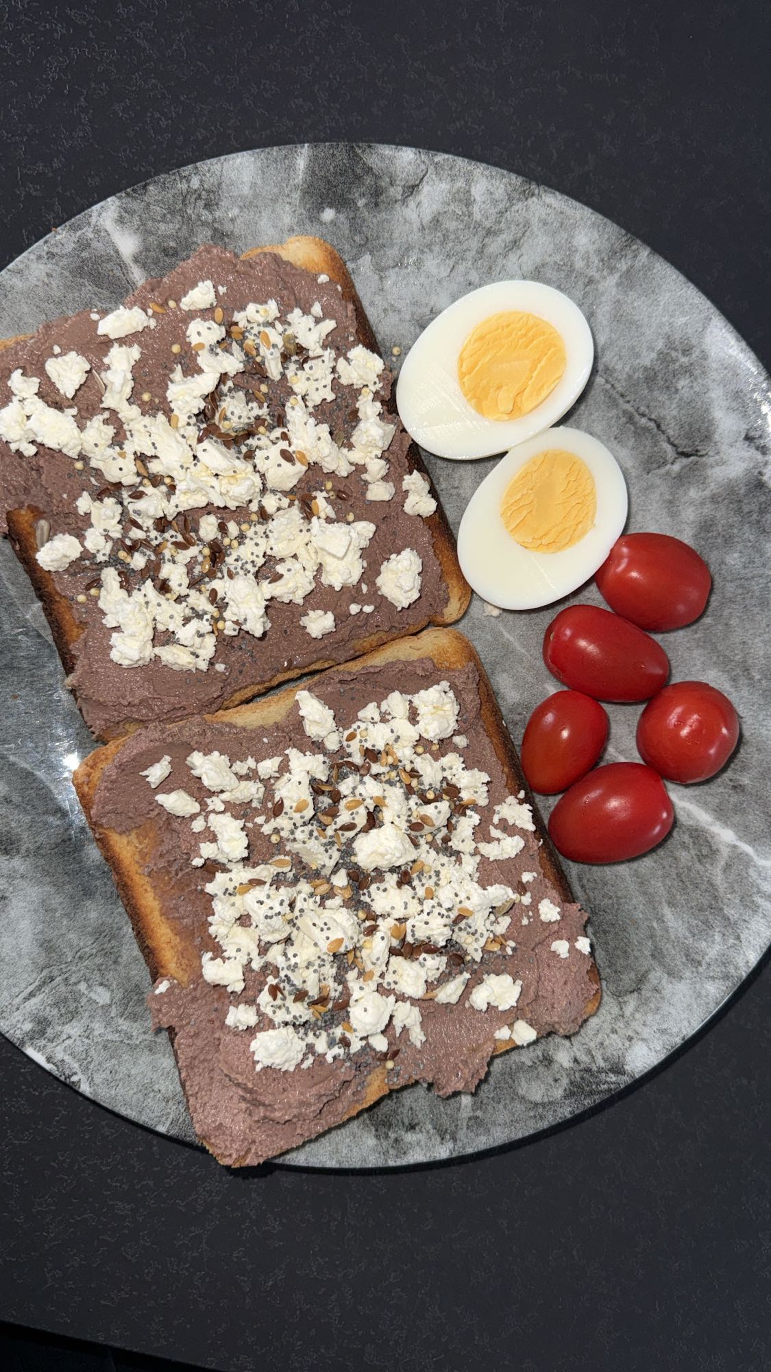 Tartines au pâté, œufs, tomates