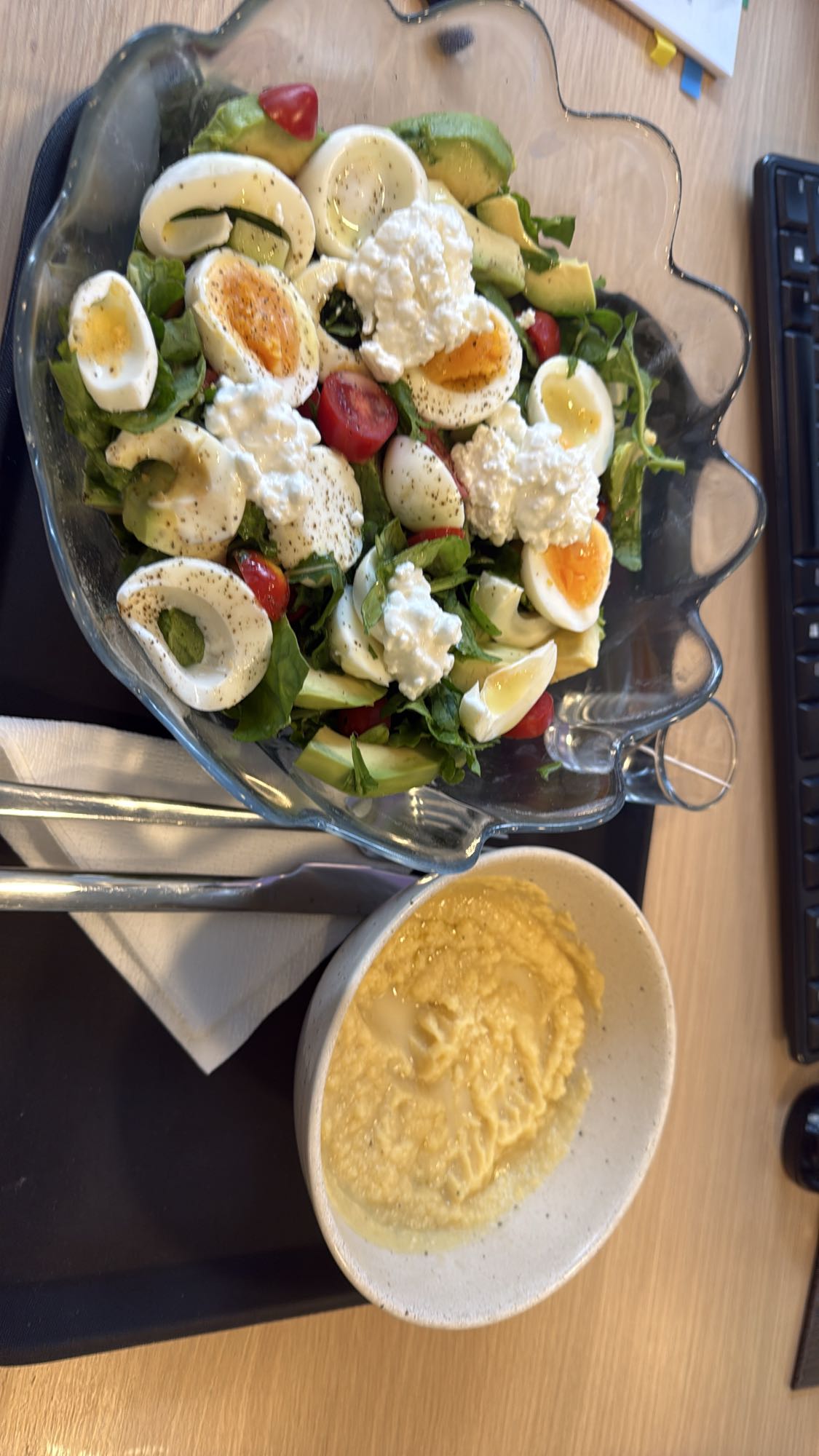 Σαλάτα με αυγό & χούμους