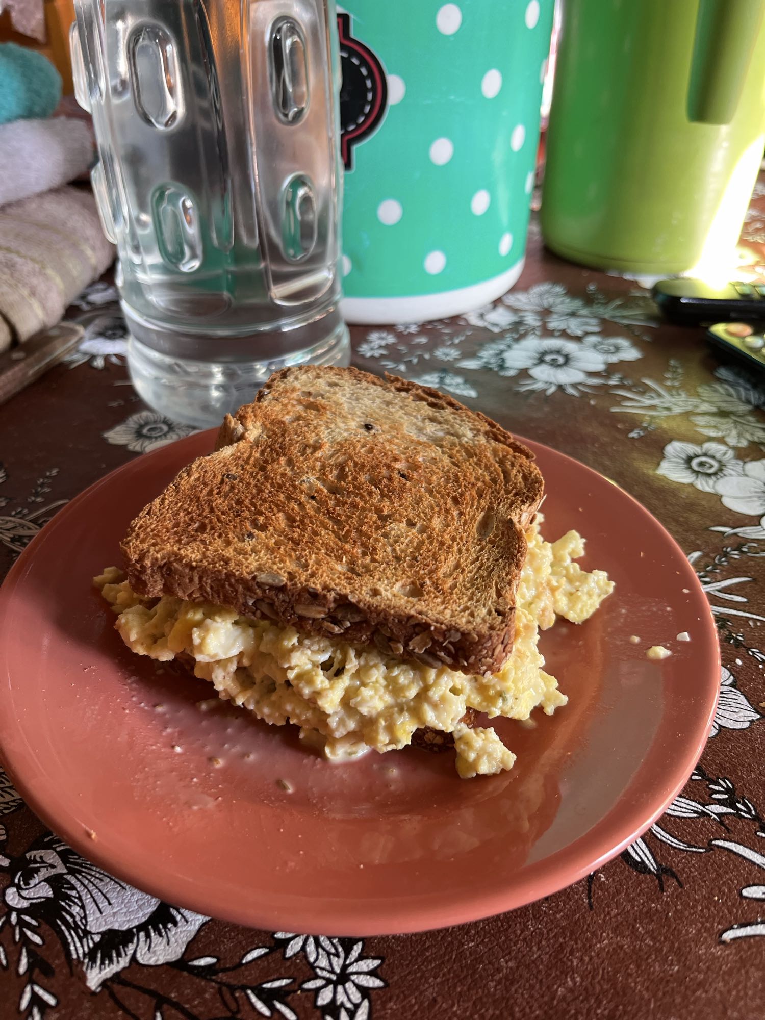 Sándwich de huevo con queso y pan de semillas