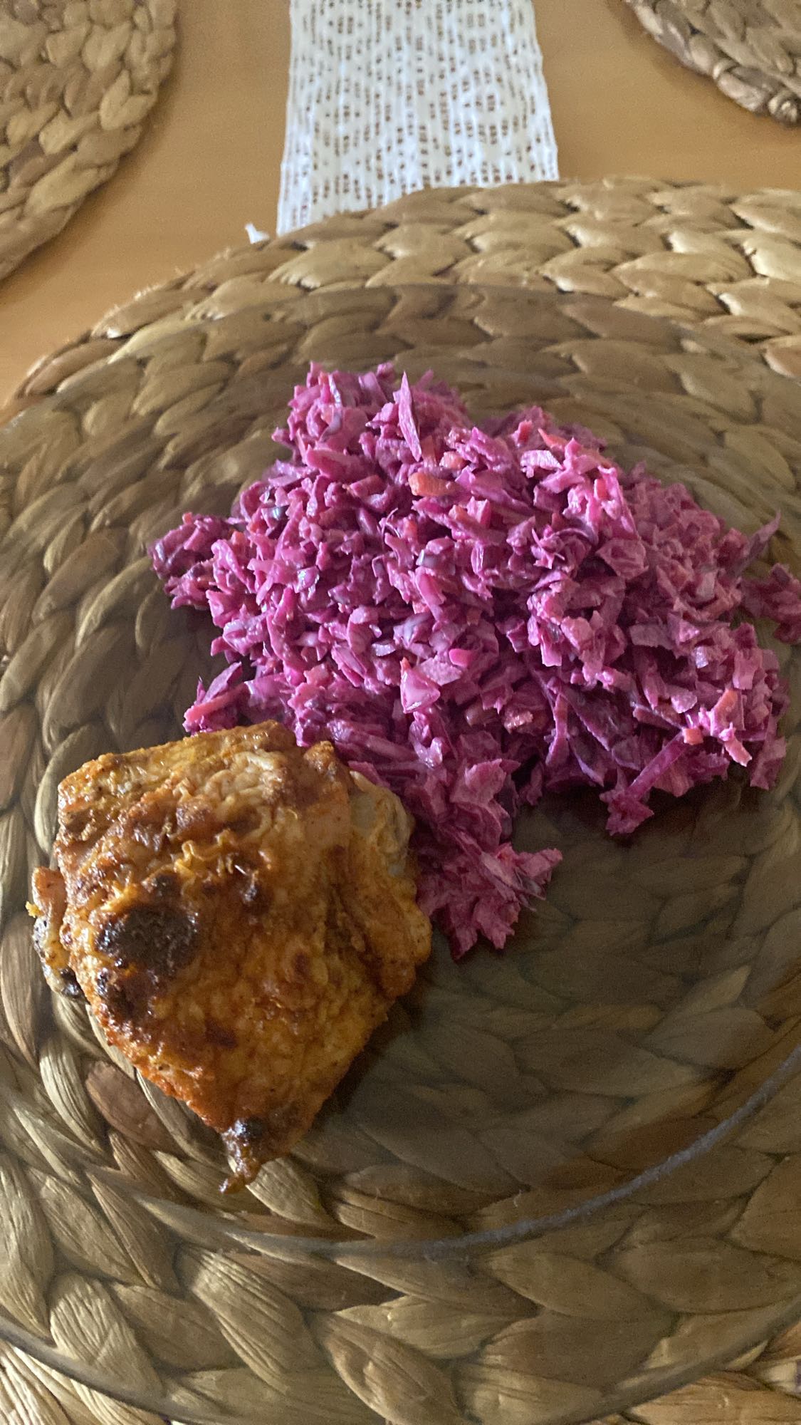 Kurczak z surówką z buraka