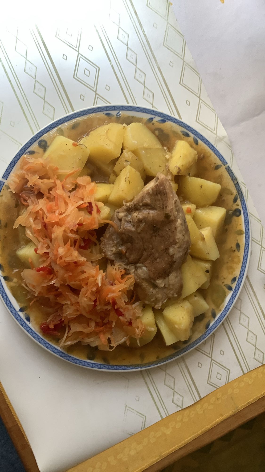 Ziemniaki z mięsem i kapustą