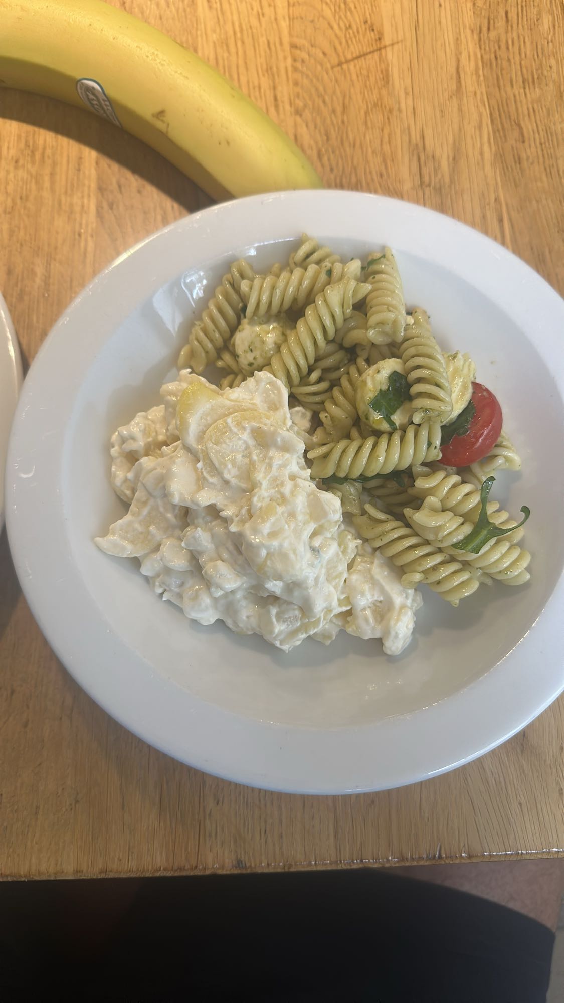 Pasta- und Kartoffelsalat mit Banane
