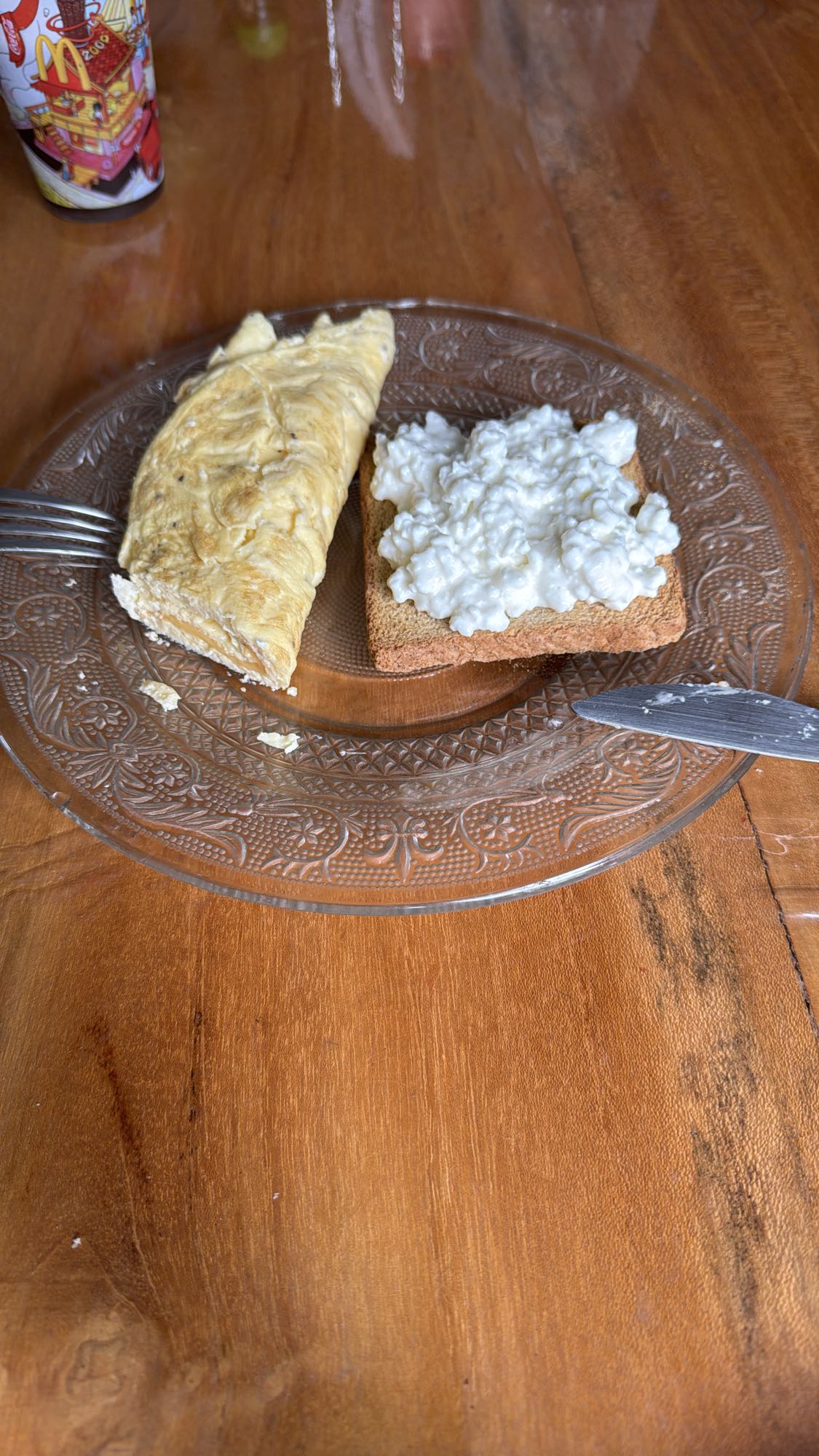Tostada con requesón y omelette