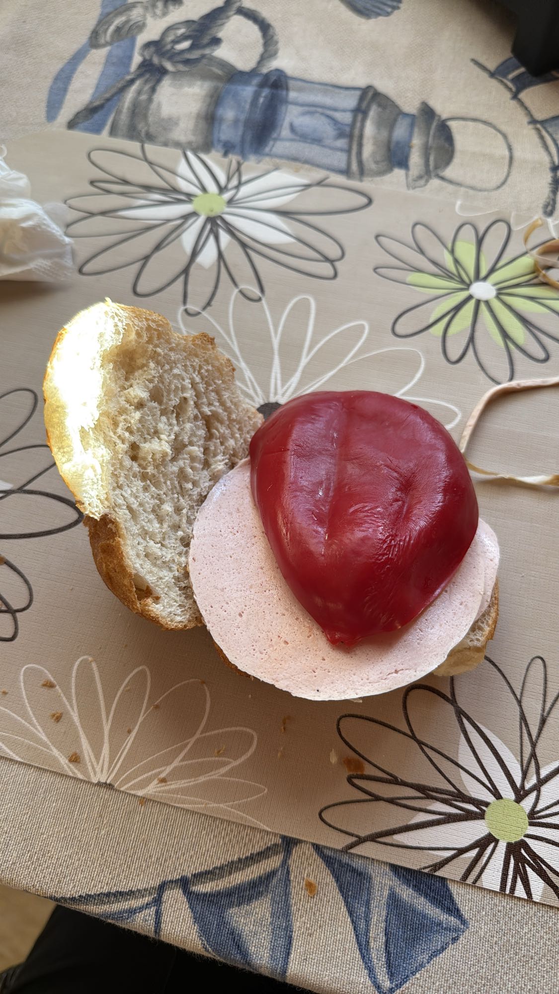 Sandviș cu parizer și ardei