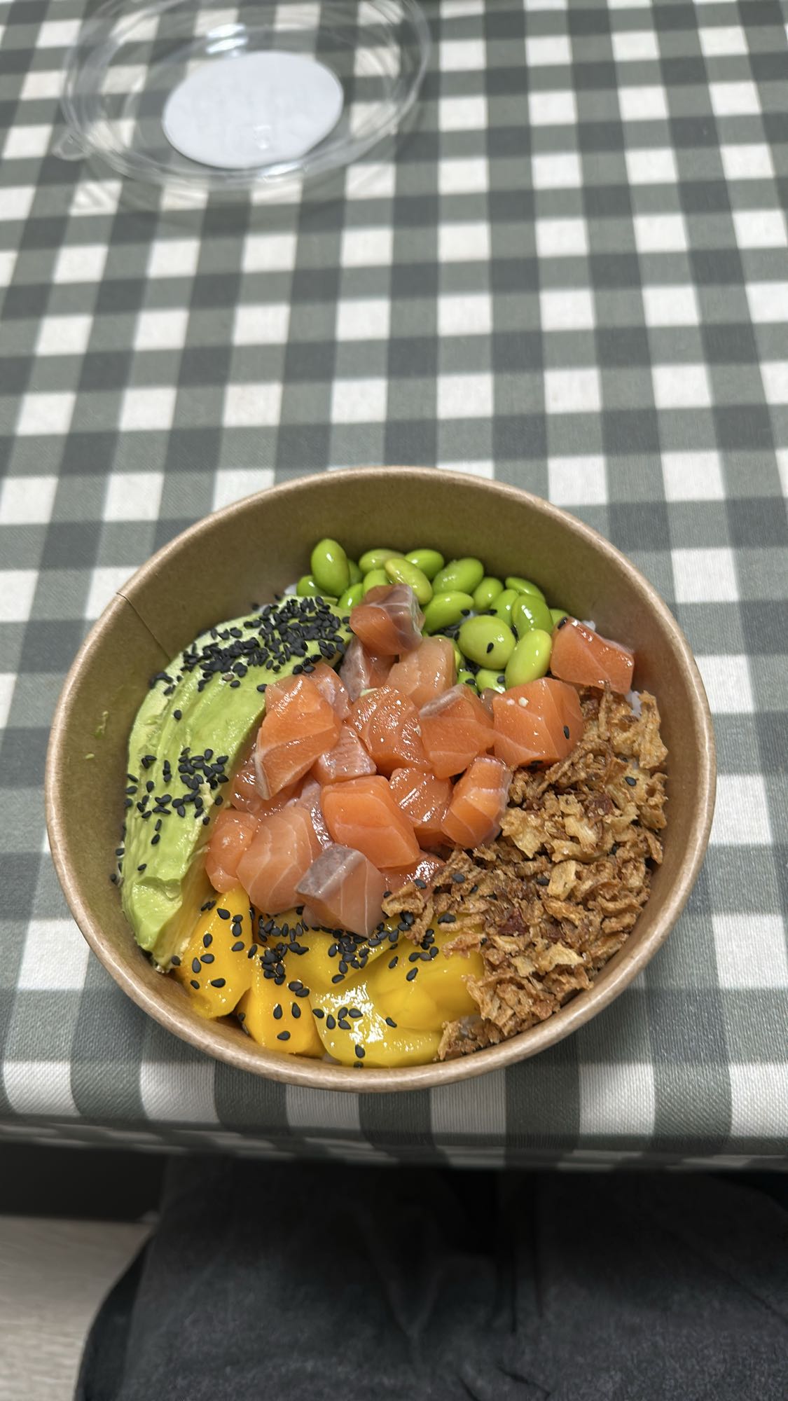 poke de salmón y aguacate