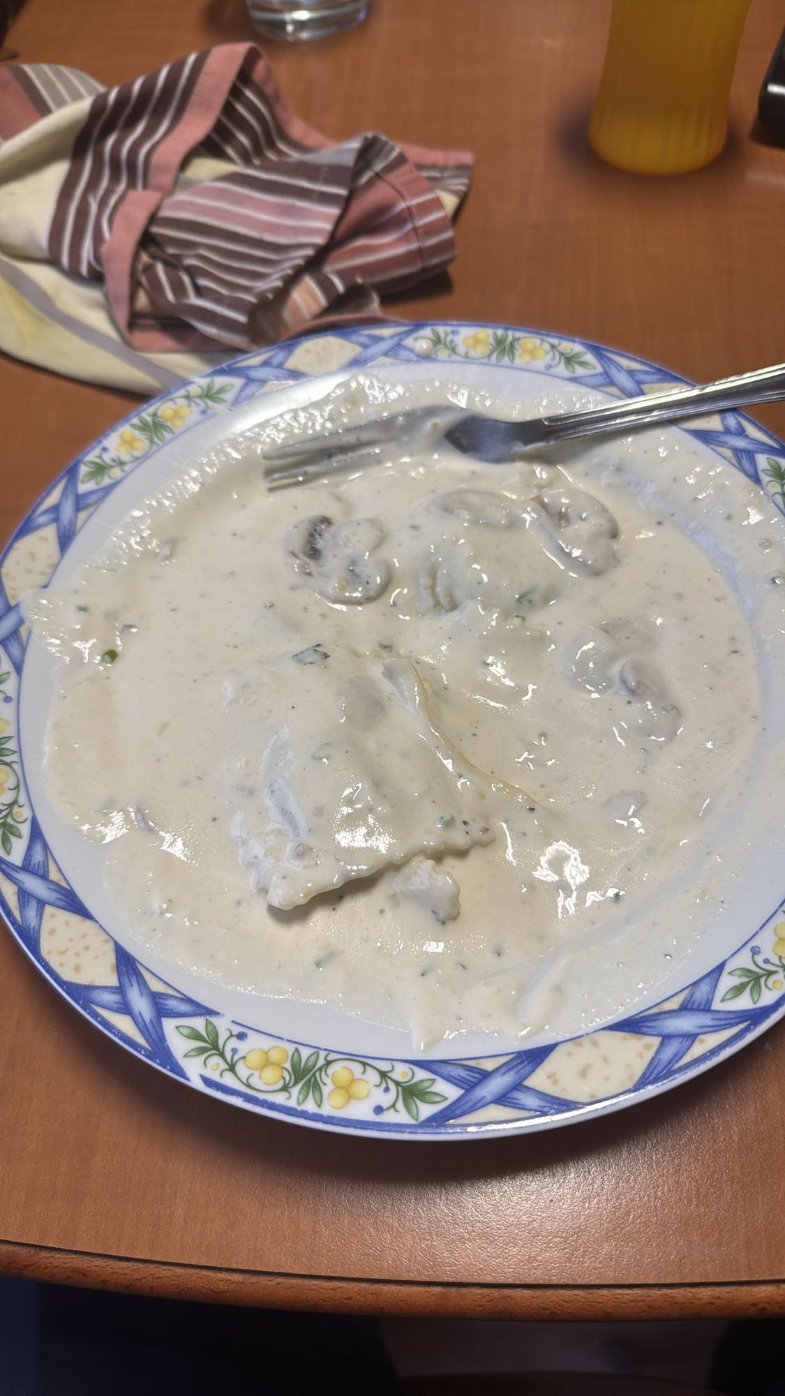 ravioles rellenos de espinaca con salsa de queso Gouda