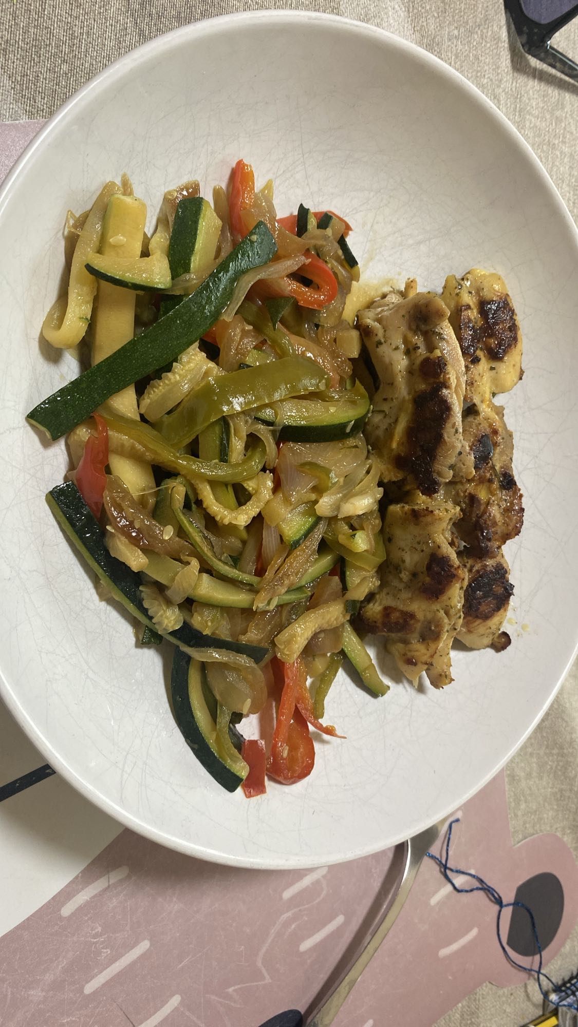 Pollo con verduras salteadas