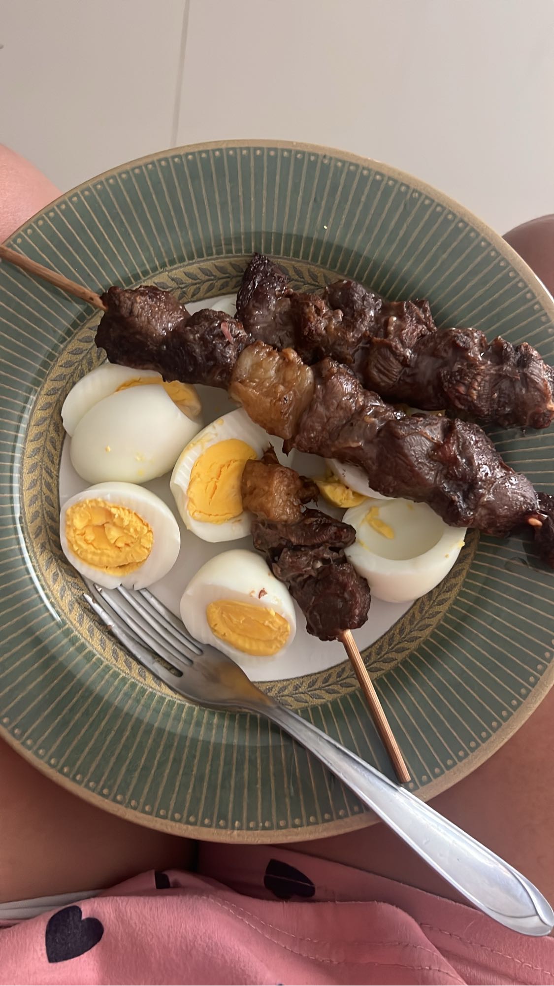 Espetinho com ovos cozidos