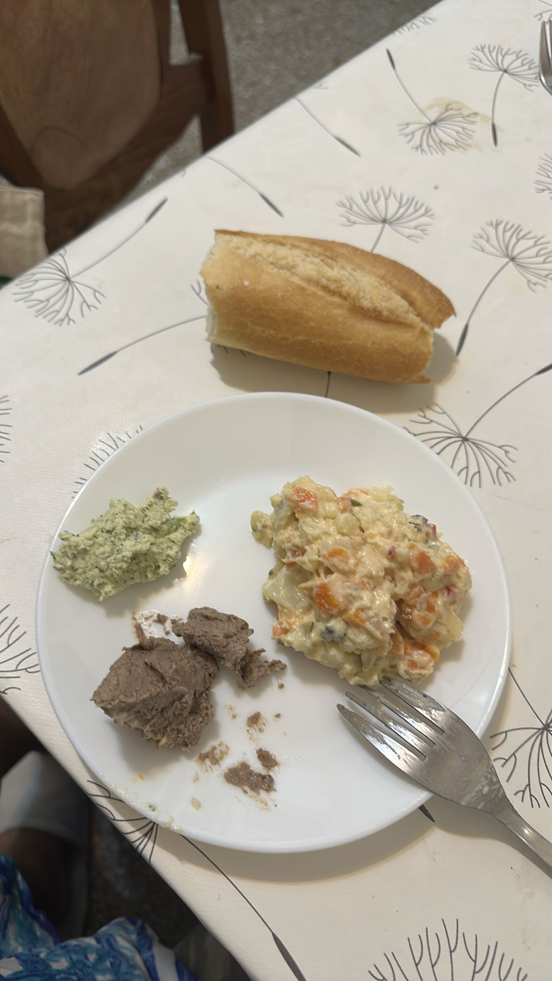Beef with salad and bread