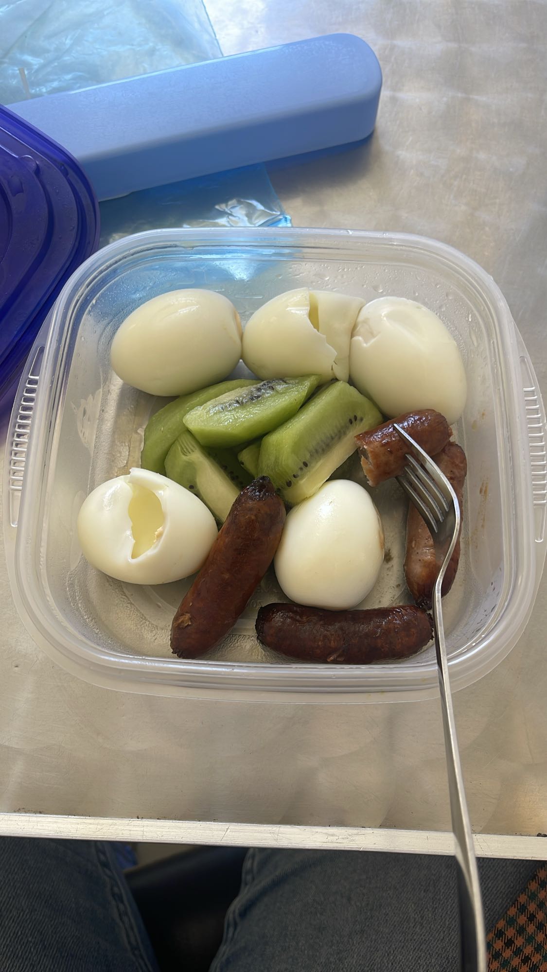 Huevos, kiwi y salchichas