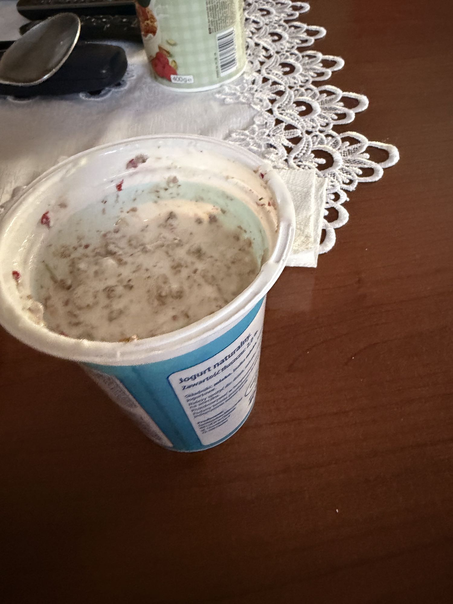 Jogurt z musli i owocami